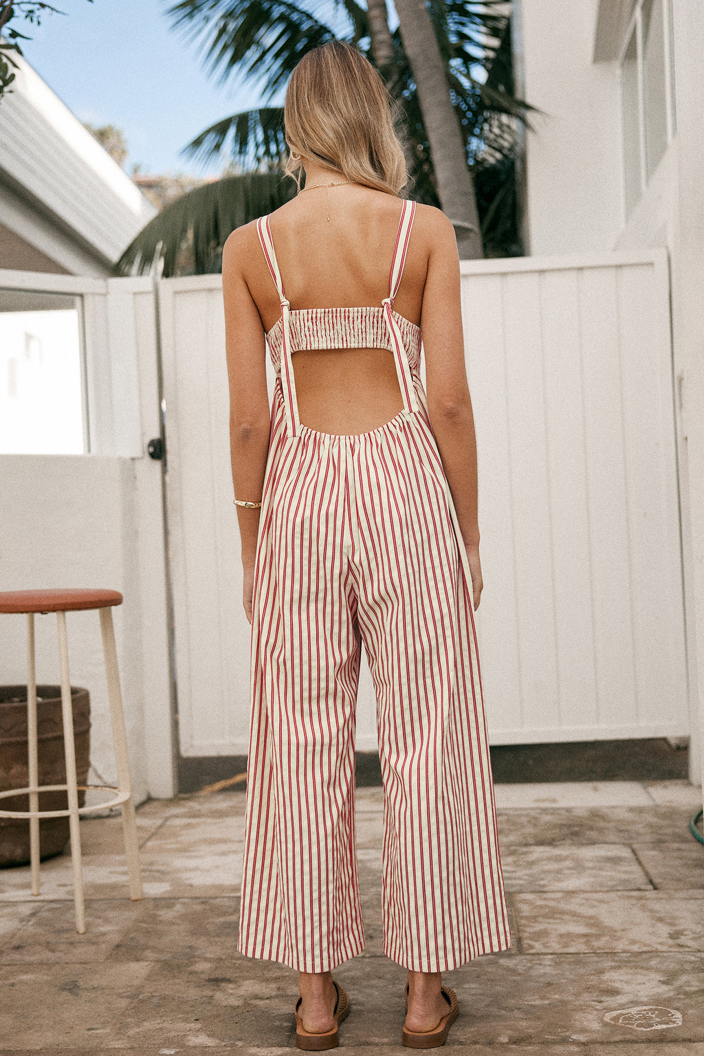 Gestreifter ärmelloser Jumpsuit mit V-Ausschnitt und weitem Bein