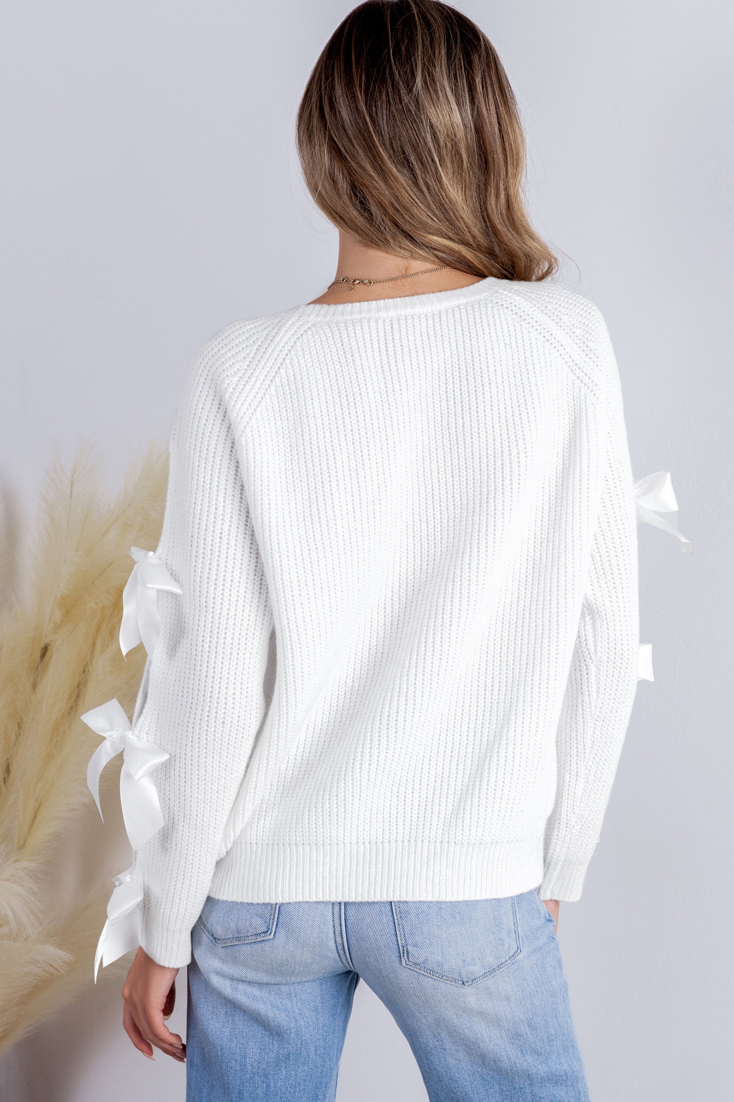 Weißer Langarmpullover mit Schleifenverzierung