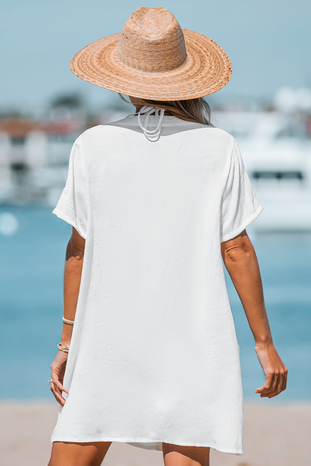 Weißes Minikleid mit V-Ausschnitt