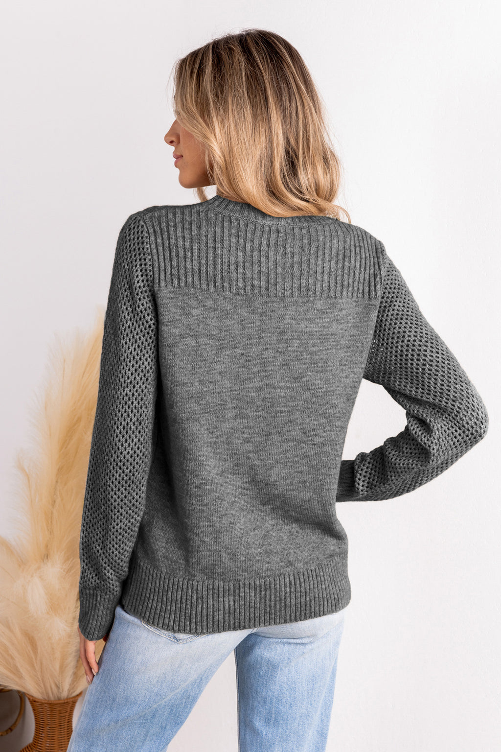 Grauer Rippenstrickpullover mit Rundhalsausschnitt