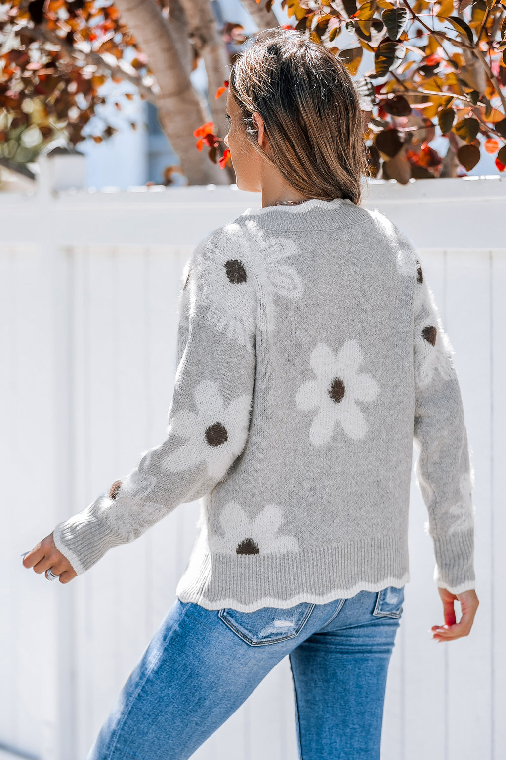 Grauer Gänseblümchen-Strickpullover mit Wellenmuster
