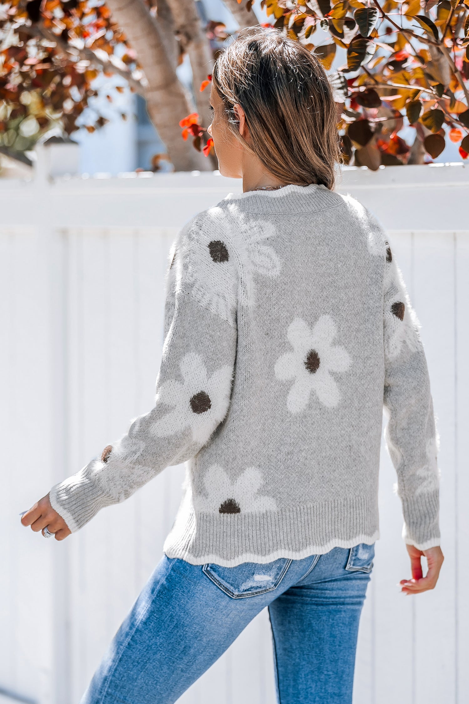 Grauer Gänseblümchen-Strickpullover mit Wellenmuster