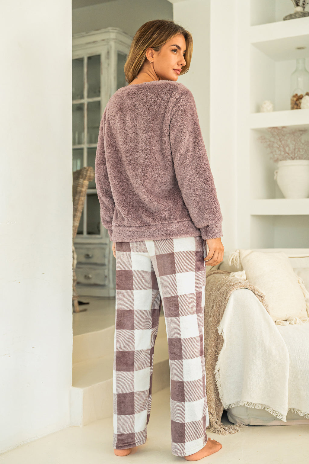 Rosa Pyjama-Set aus Fuzzy-Strickpullover & karierter Hose