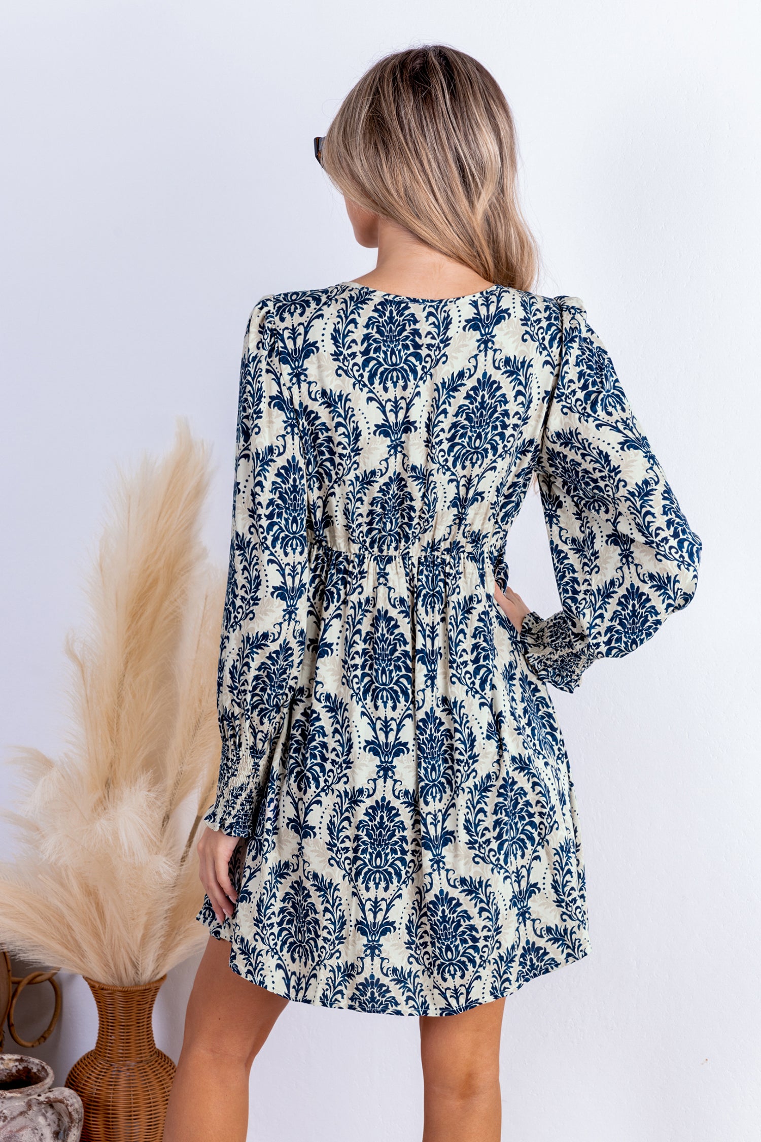 Verziertes Minikleid mit Puffärmeln und tiefem Ausschnitt