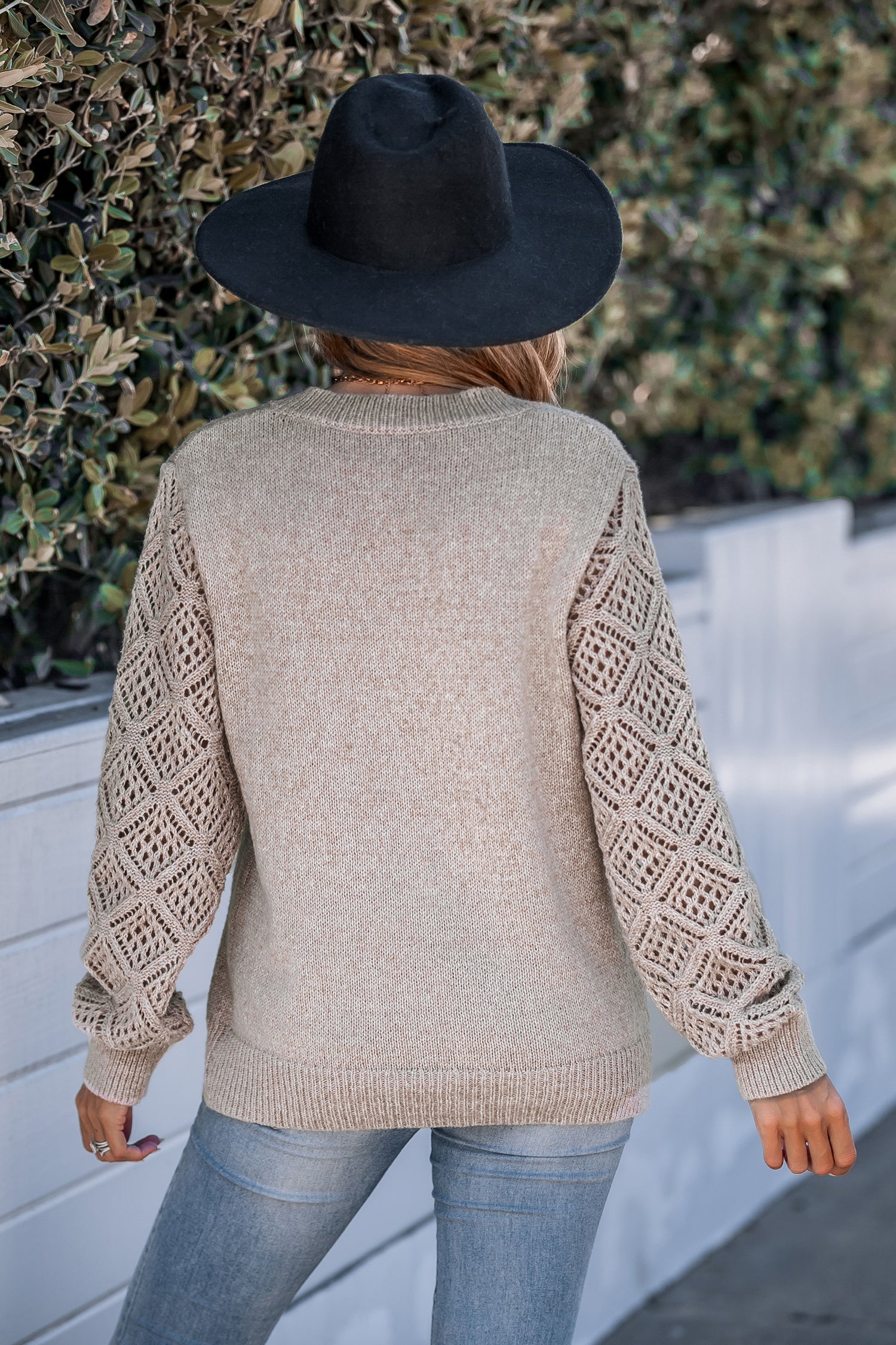 Khakifarbener Pullover mit V-Ausschnitt und Häkelärmeln