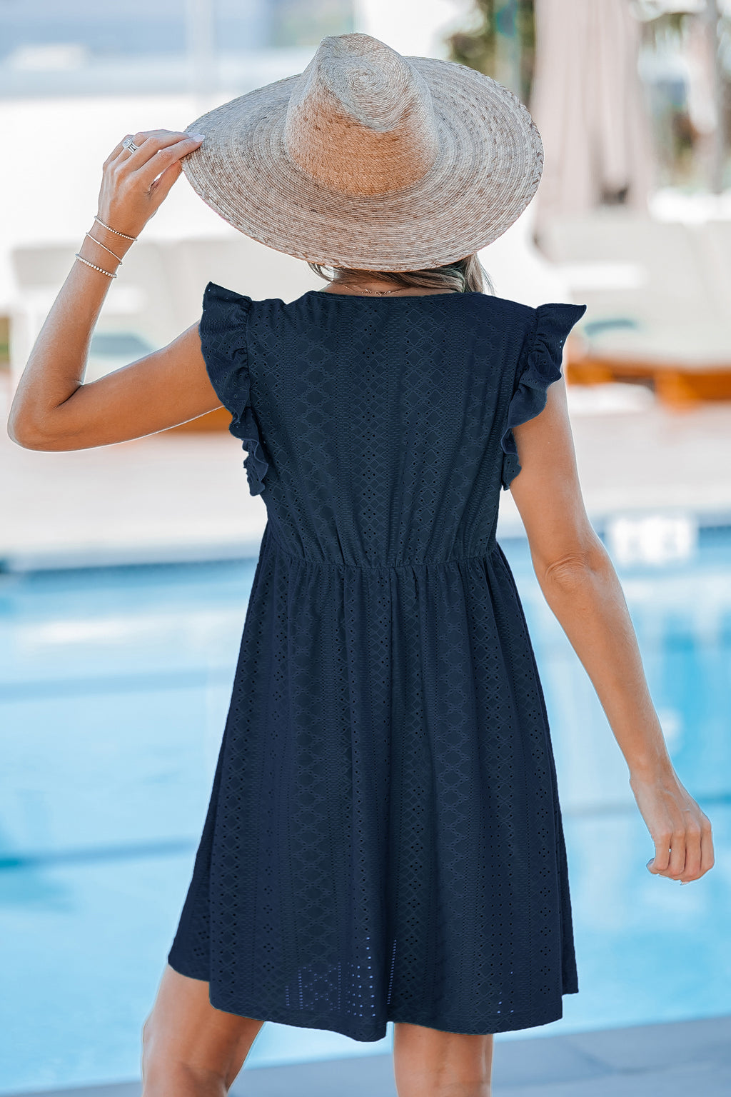 Marineblaues Mini-Strandkleid mit V-Ausschnitt