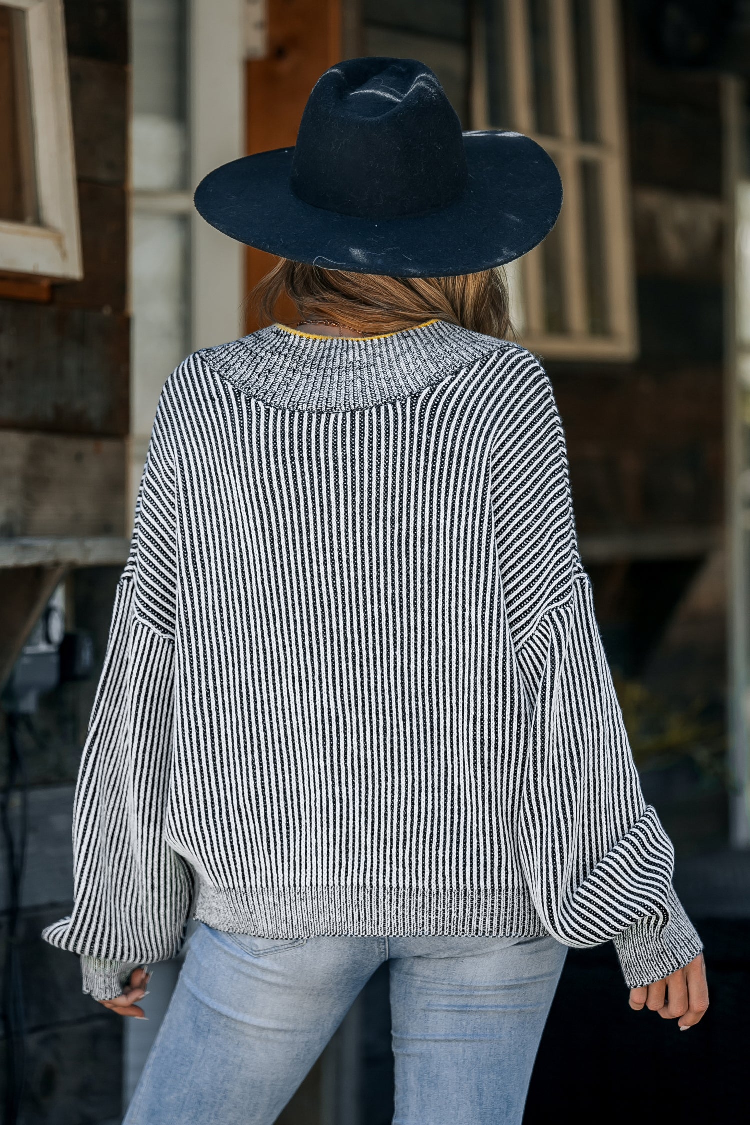 Schwarz-weiß gestreifter Langarmpullover mit V-Ausschnitt