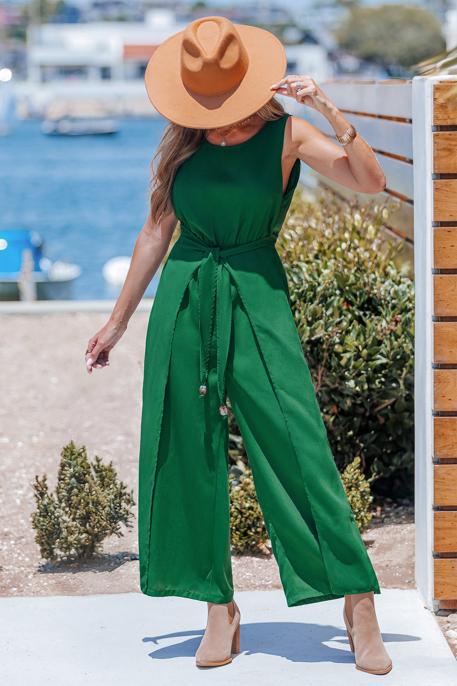 Grüner Ärmelloser Jumpsuit mit Taillengürtel