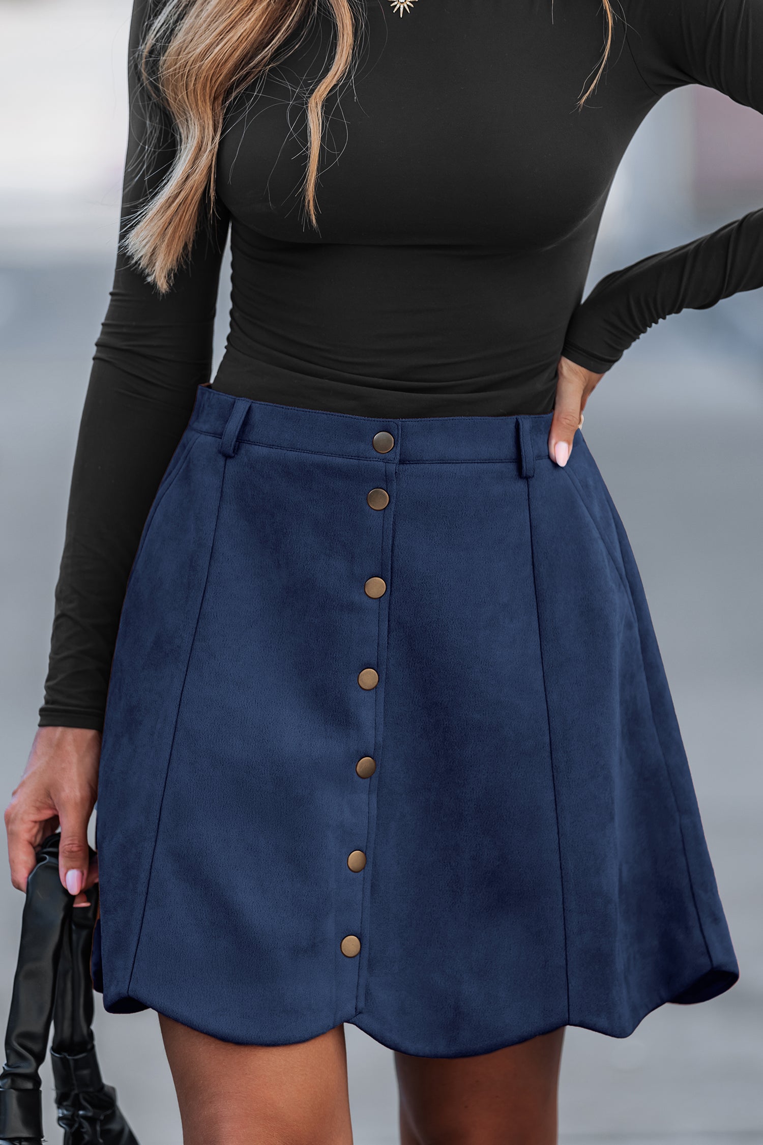 Blauer Minirock mit Knopfleiste vorne