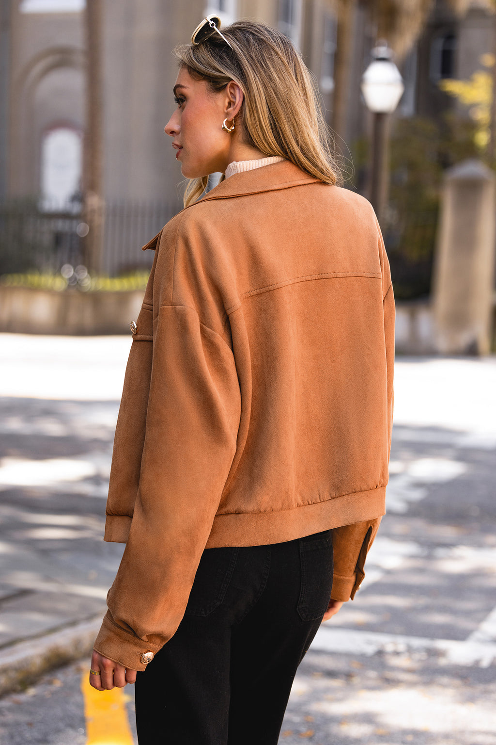 Braune Jacke mit Knopfleiste und Taschen