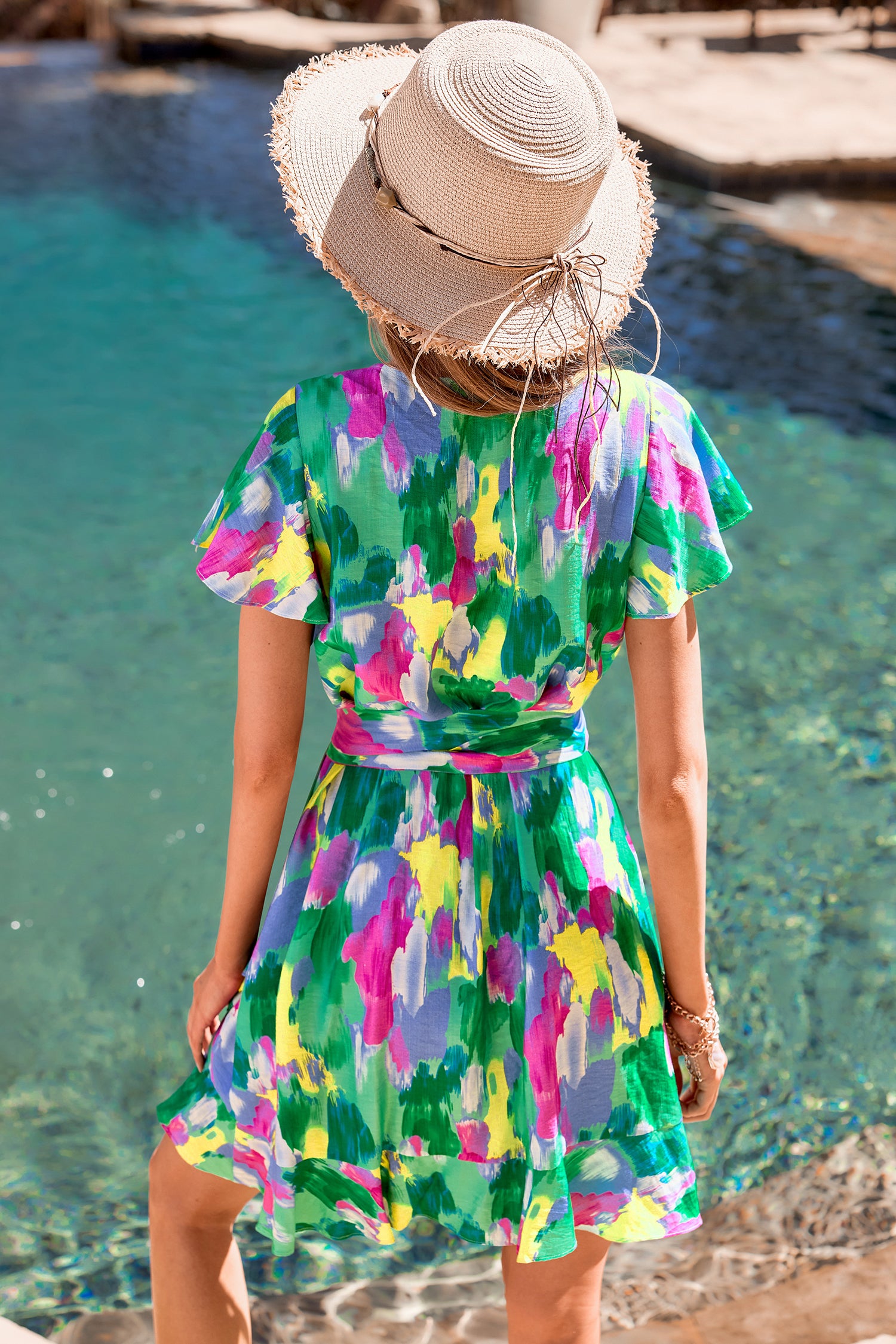 Abstraktes Mini-Wickelkleid mit Rüschenbesatz