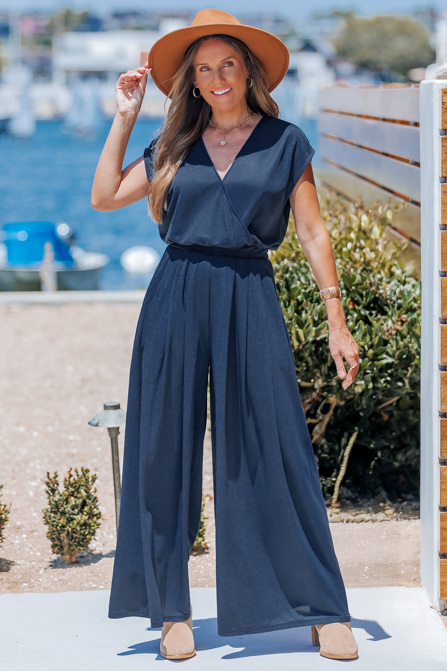 Blauer Wickel-Jumpsuit mit Taillengürtel