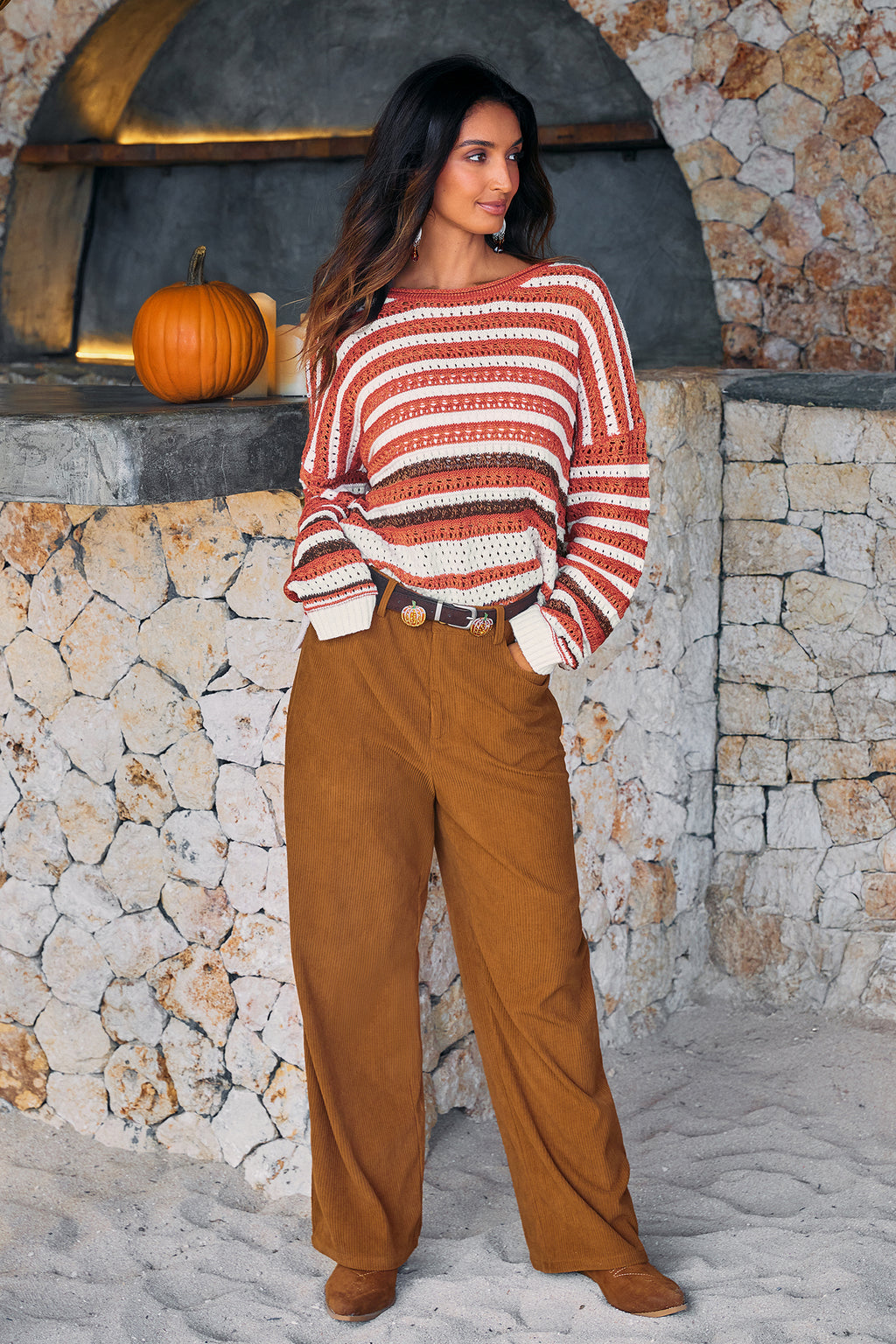 Braune Hose mit Taschen und Gürtelschlaufen