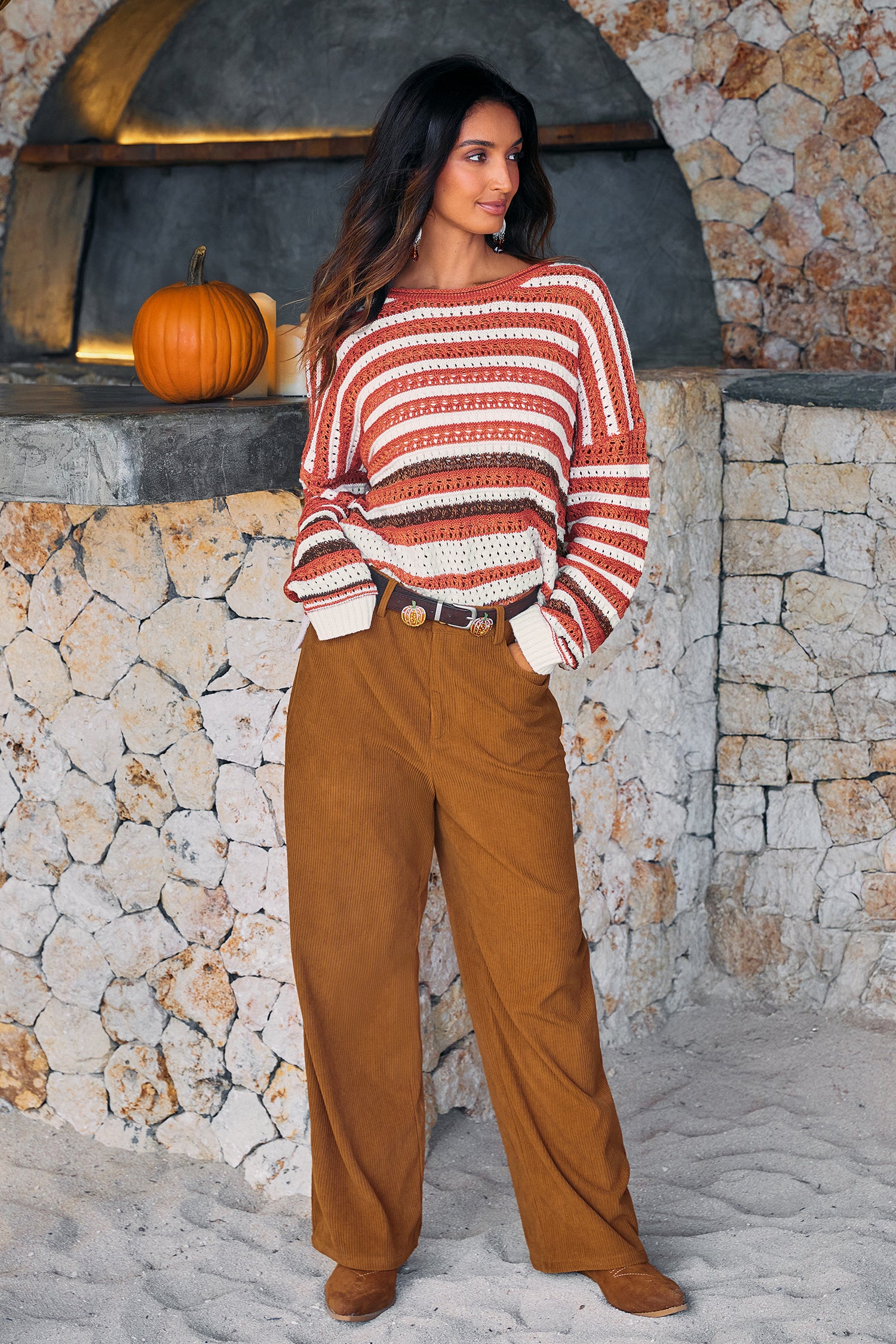 Braune Hose mit Taschen und Gürtelschlaufen