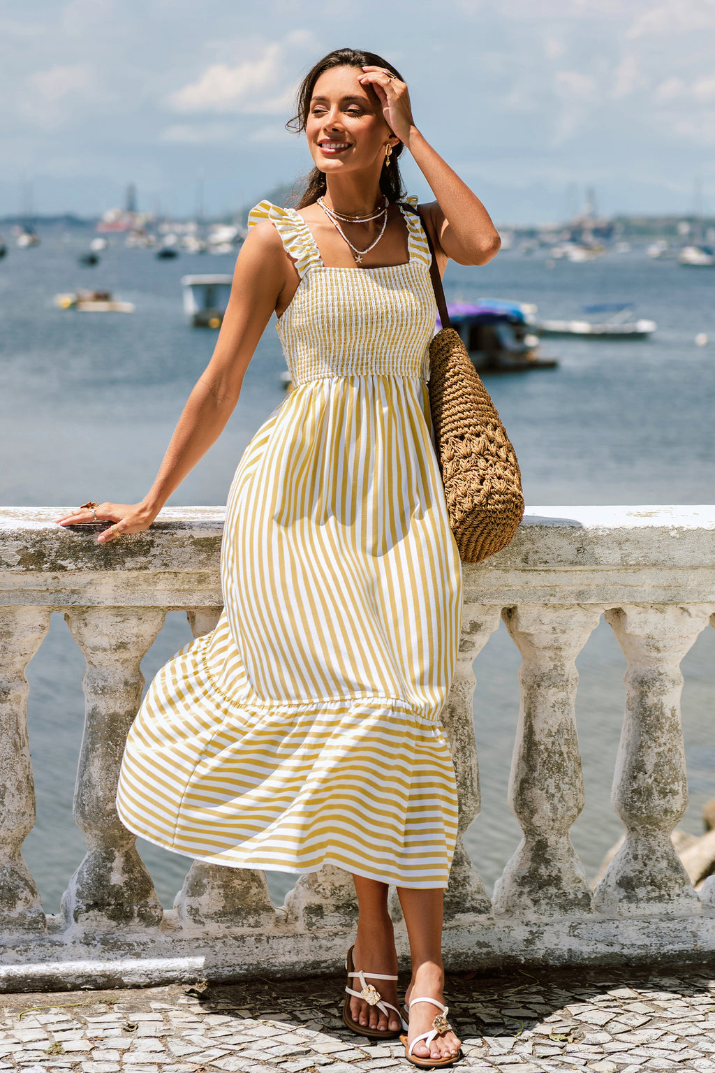 Gelbes Gestreiftes Gesmoktes Eckiger Ausschnitt Maxi-Strandkleid