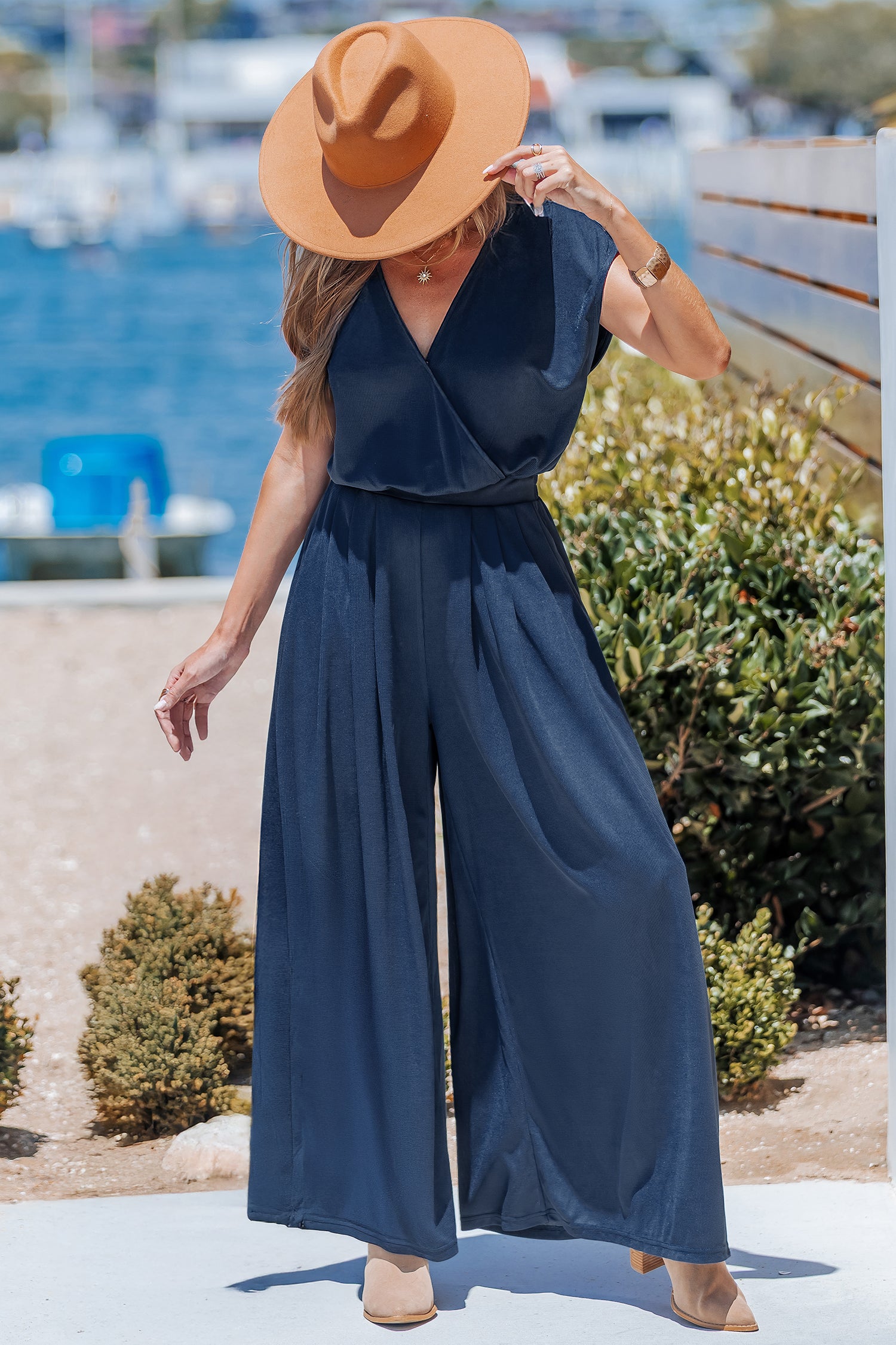 Blauer Wickel-Jumpsuit mit Taillengürtel