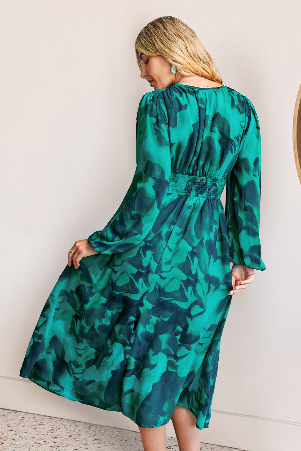 Abstraktes Tiefer Ausschnitt Langärmeliges Midikleid