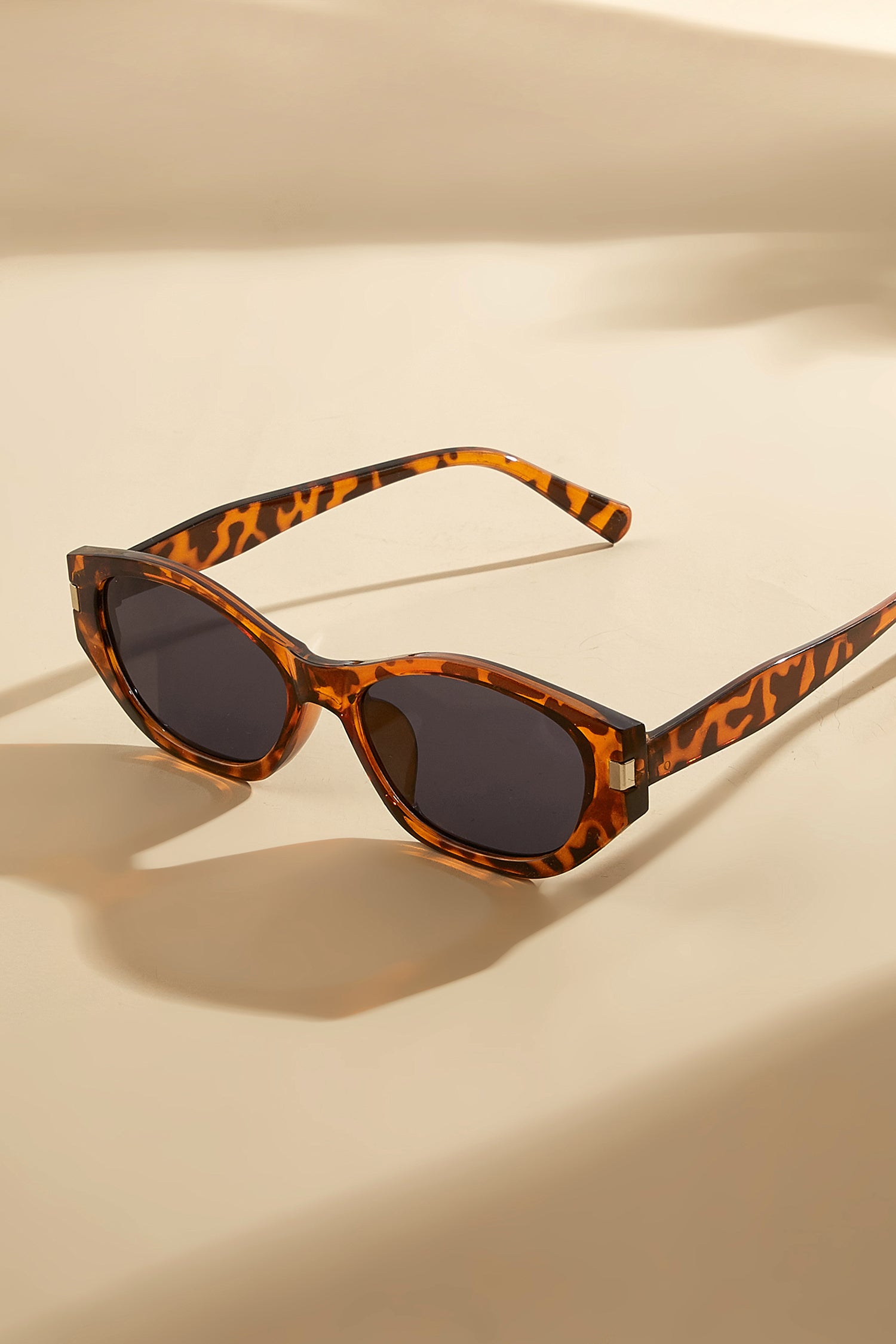 Sonnenbrille mit schwarzen Gläsern