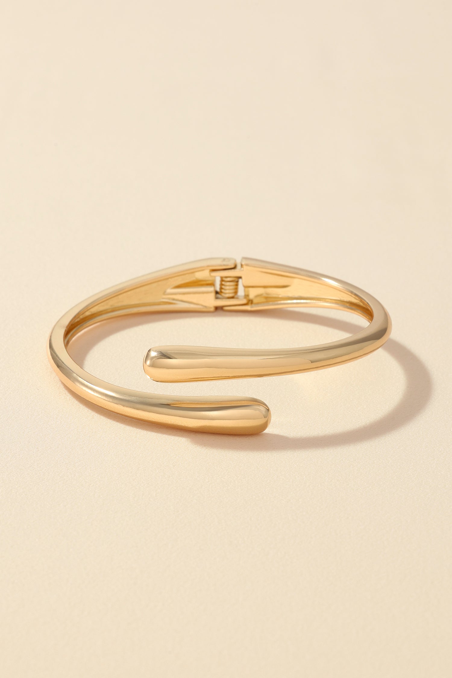 Goldfarbenes Armband mit Scharnierdesign