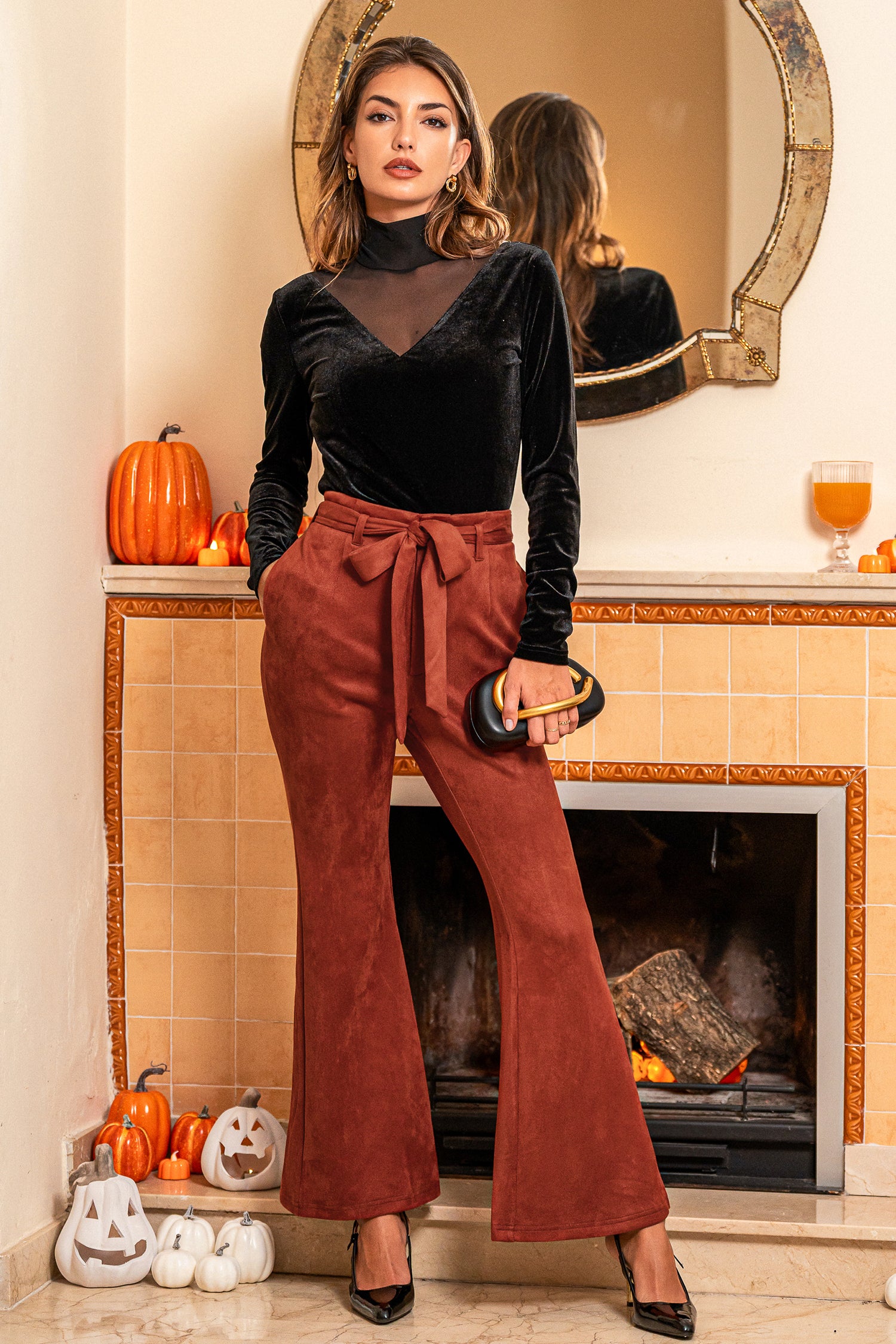 Rote Hose mit Taillengürtel und Tasche