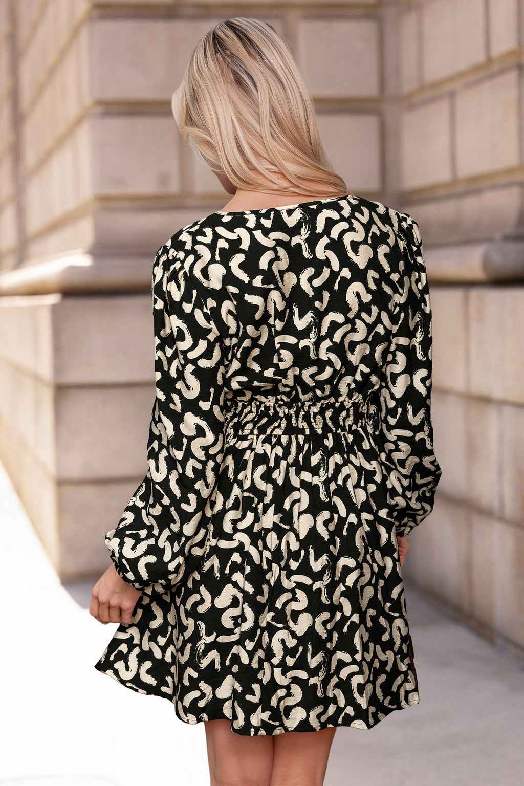 Abstraktes Langarm Mini-Wickelkleid