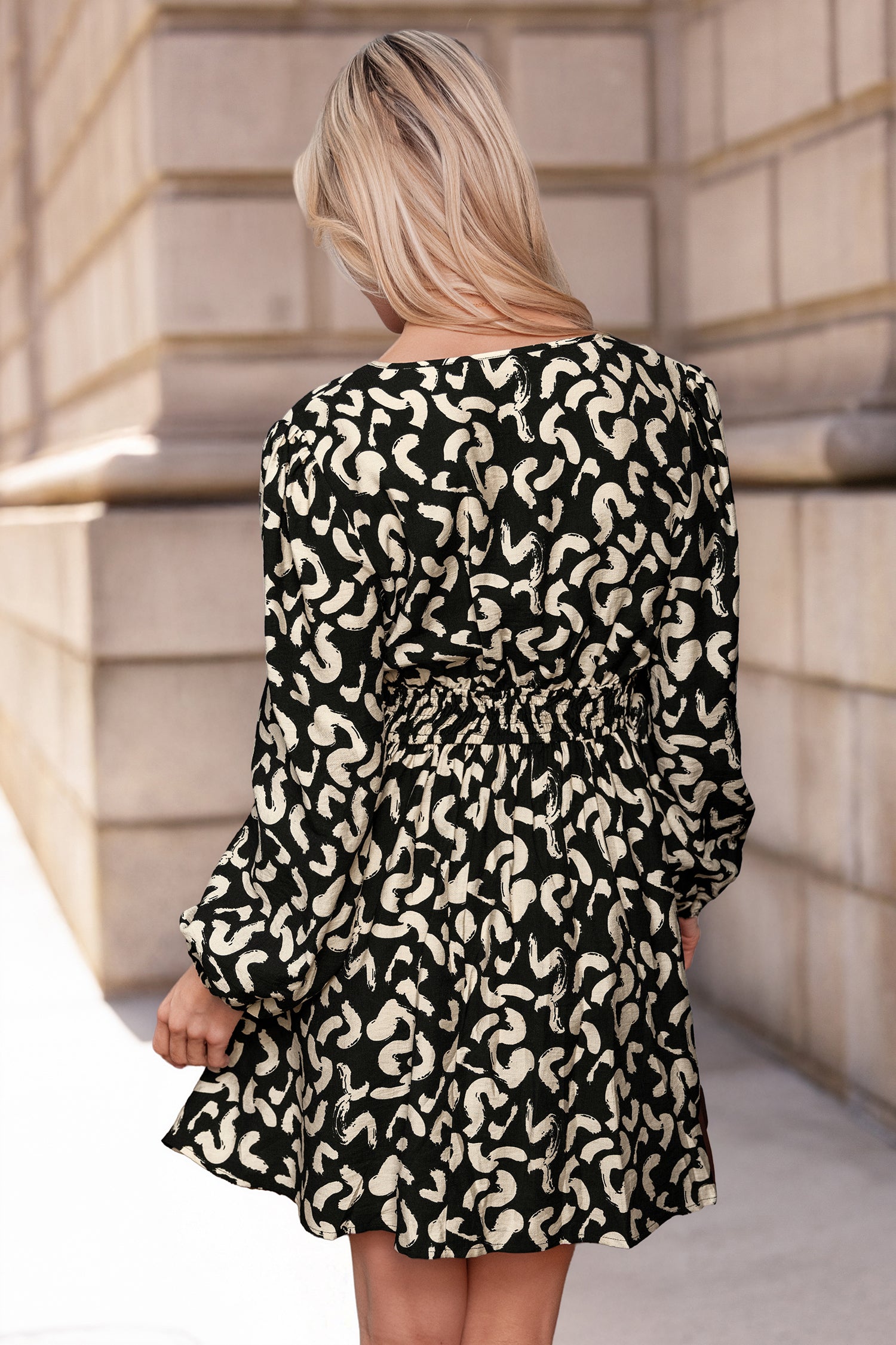 Abstraktes Langarm Mini-Wickelkleid