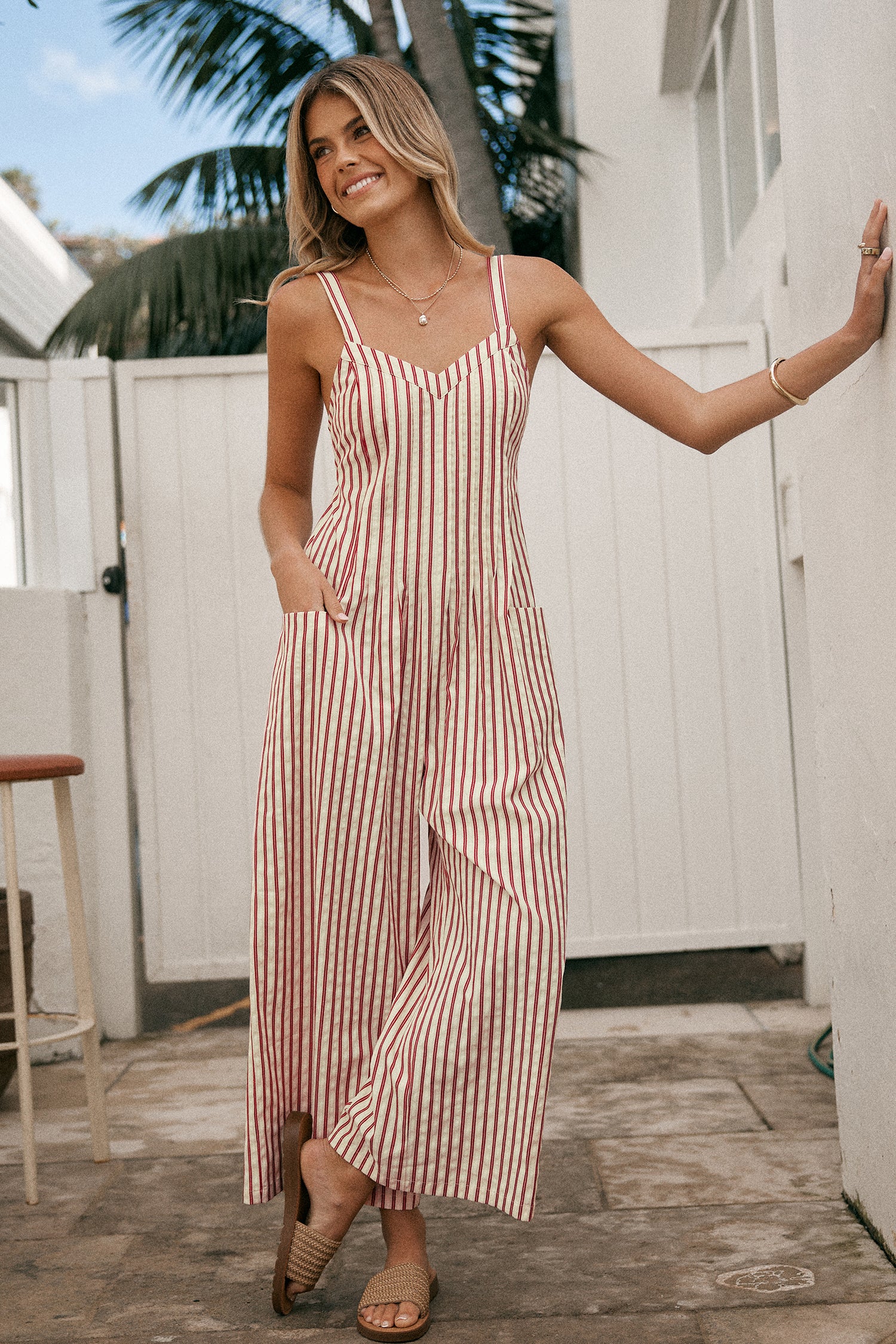 Gestreifter ärmelloser Jumpsuit mit V-Ausschnitt und weitem Bein