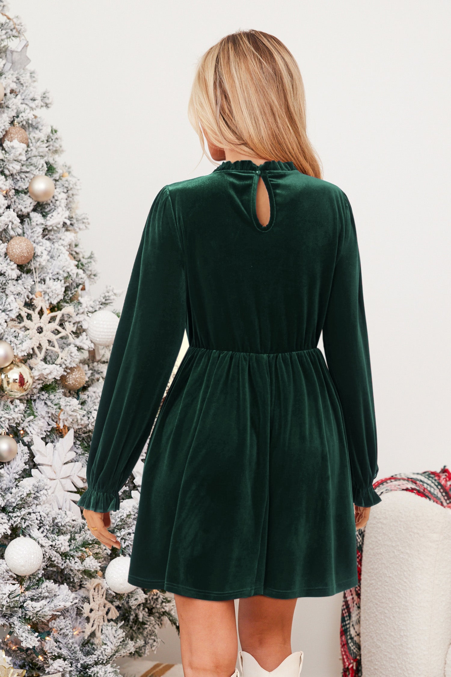 Grünes Mini-Samtkleid mit Puffärmeln