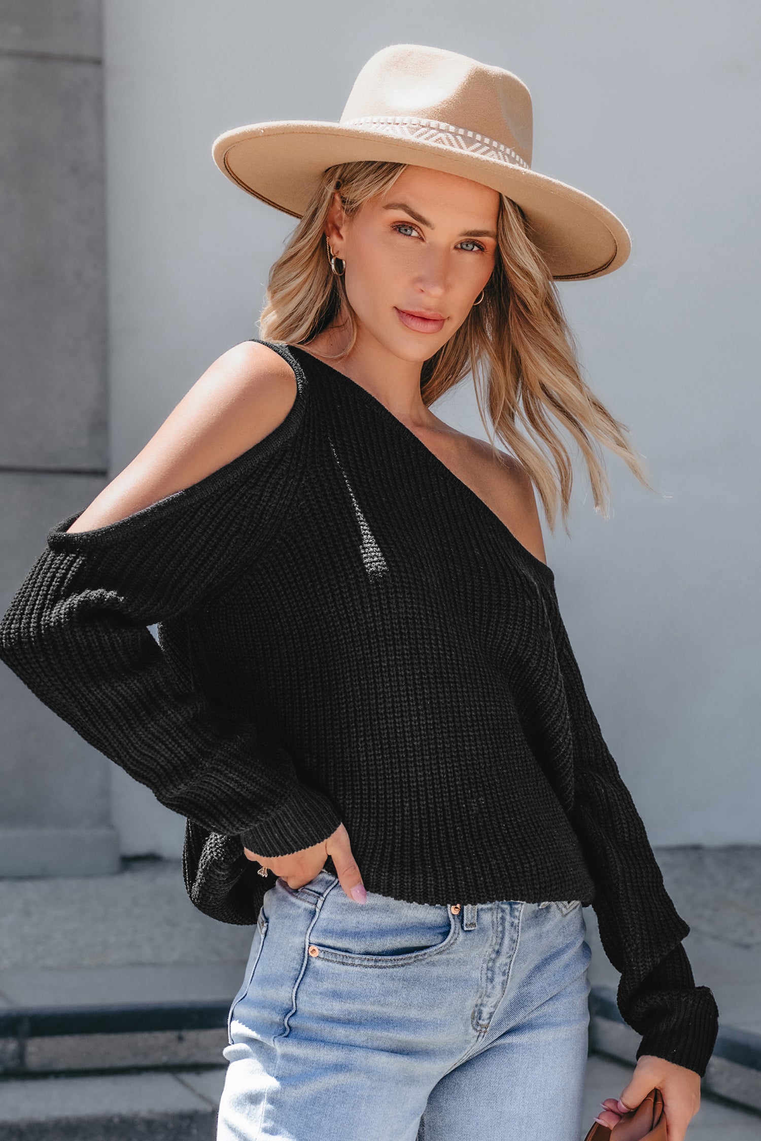 Schwarzer Off-Shoulder-Langarmpullover mit Ausschnitt