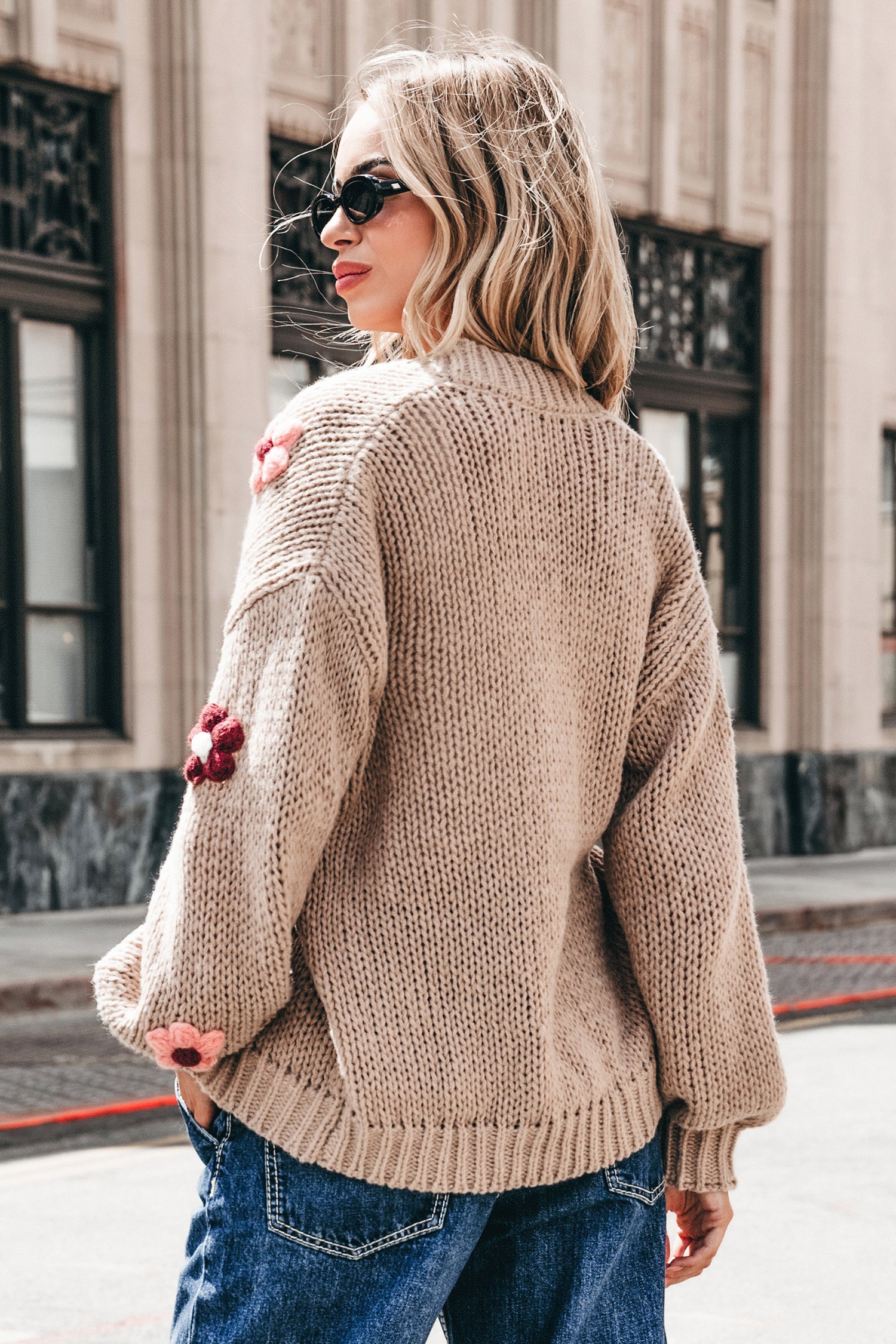 Kamelfarbene Strickjacke mit Blumenmuster und offener Vorderseite
