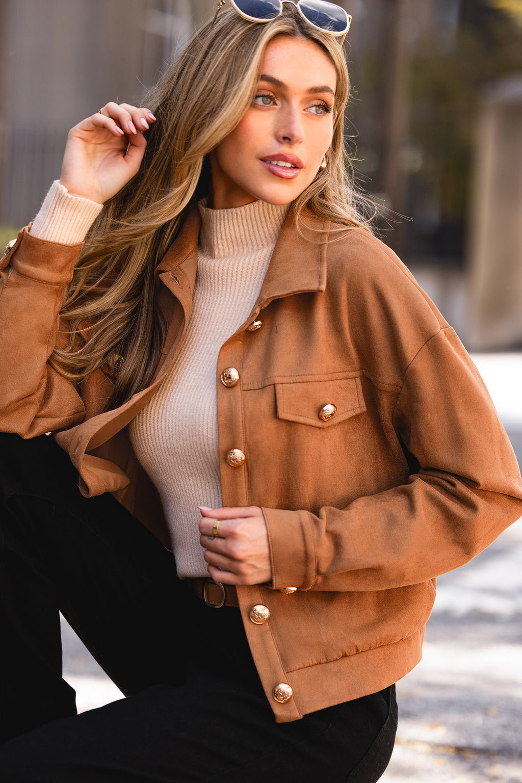 Braune Jacke mit Knopfleiste und Taschen