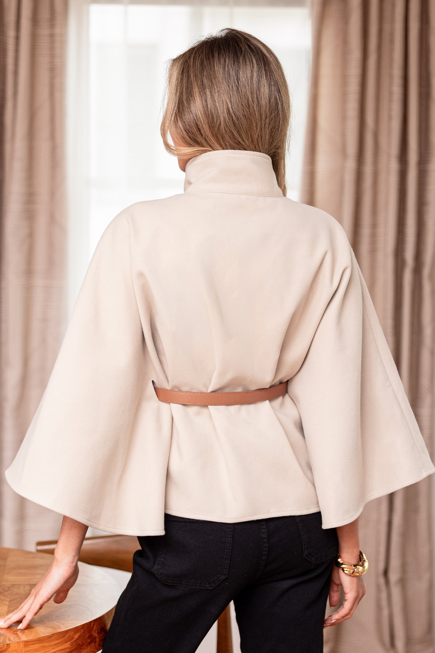 Beiger Hoher Ausschnitt Kurzer Cape-Mantel mit Gürtel