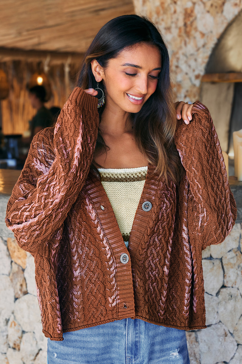 Braune Strickjacke mit Knopfleiste vorne
