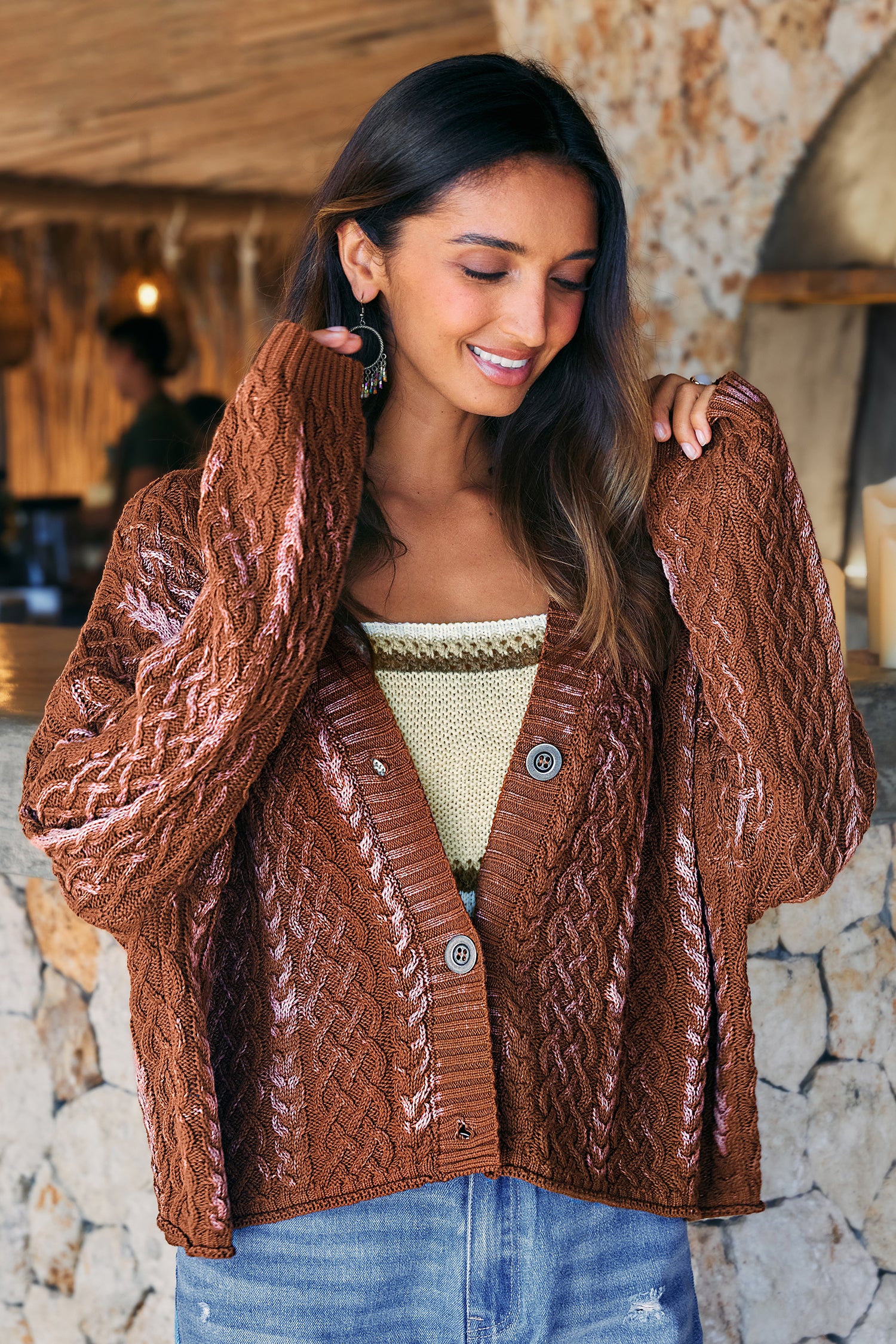 Braune Strickjacke mit Knopfleiste vorne