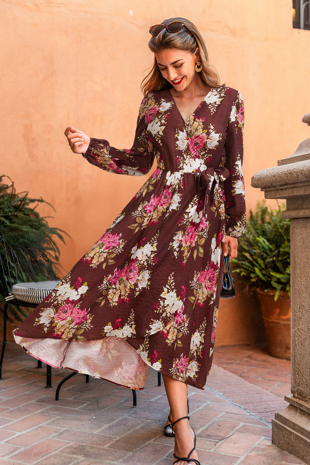 Braunes Geblümtes Langarm Midi-Wickelkleid