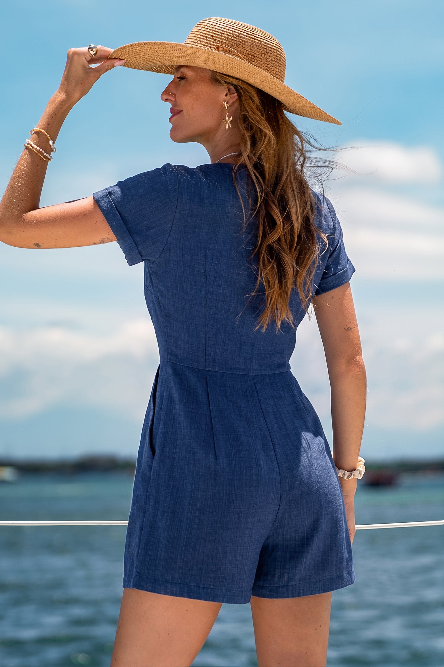 Blauer Kurzarm-Romper mit V-Ausschnitt und geradem Bein