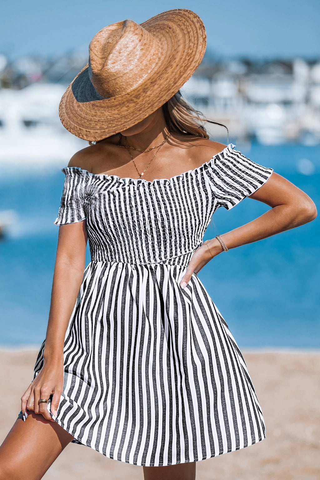 Gestreiftes  schulterfreies  gesmoktes Minikleid