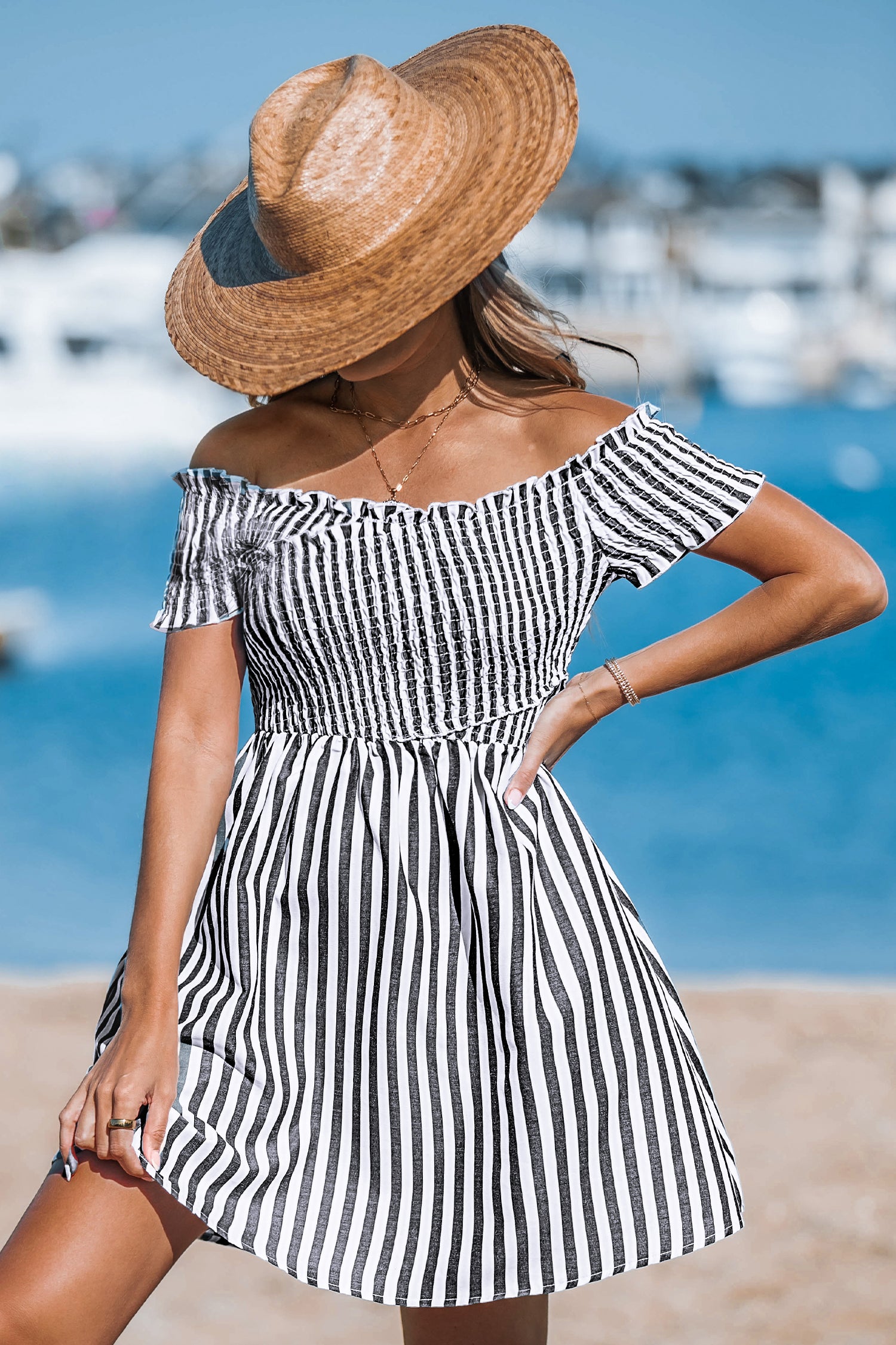 Gestreiftes  schulterfreies  gesmoktes Minikleid