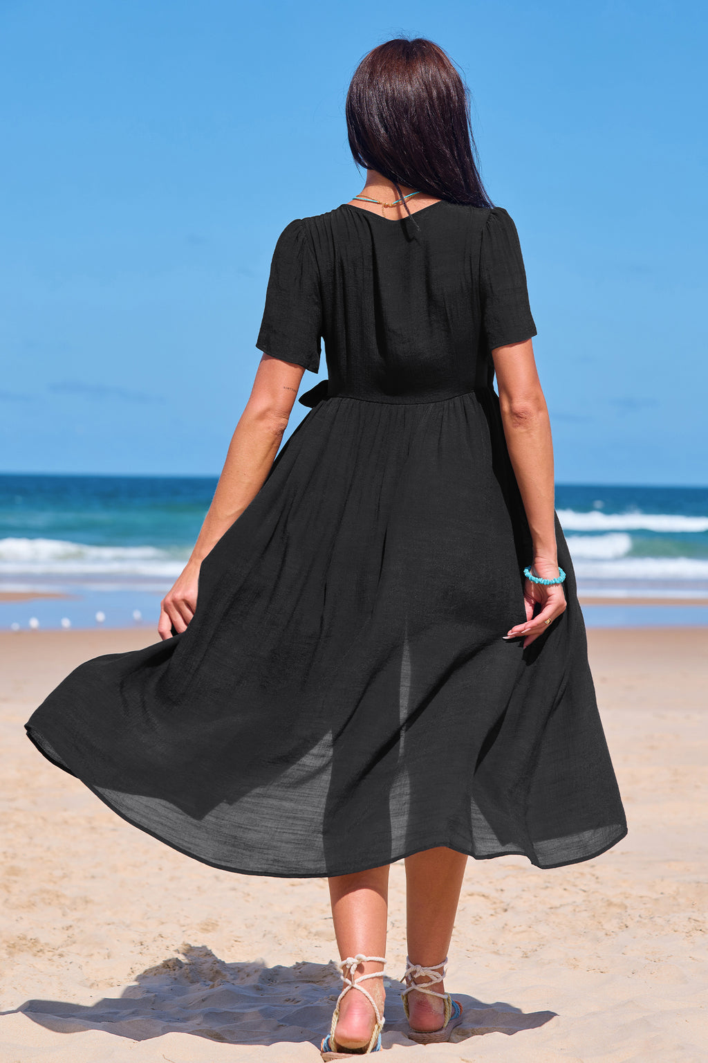 Schwarzes Midi-Wickel-Strandkleid mit Taillenband