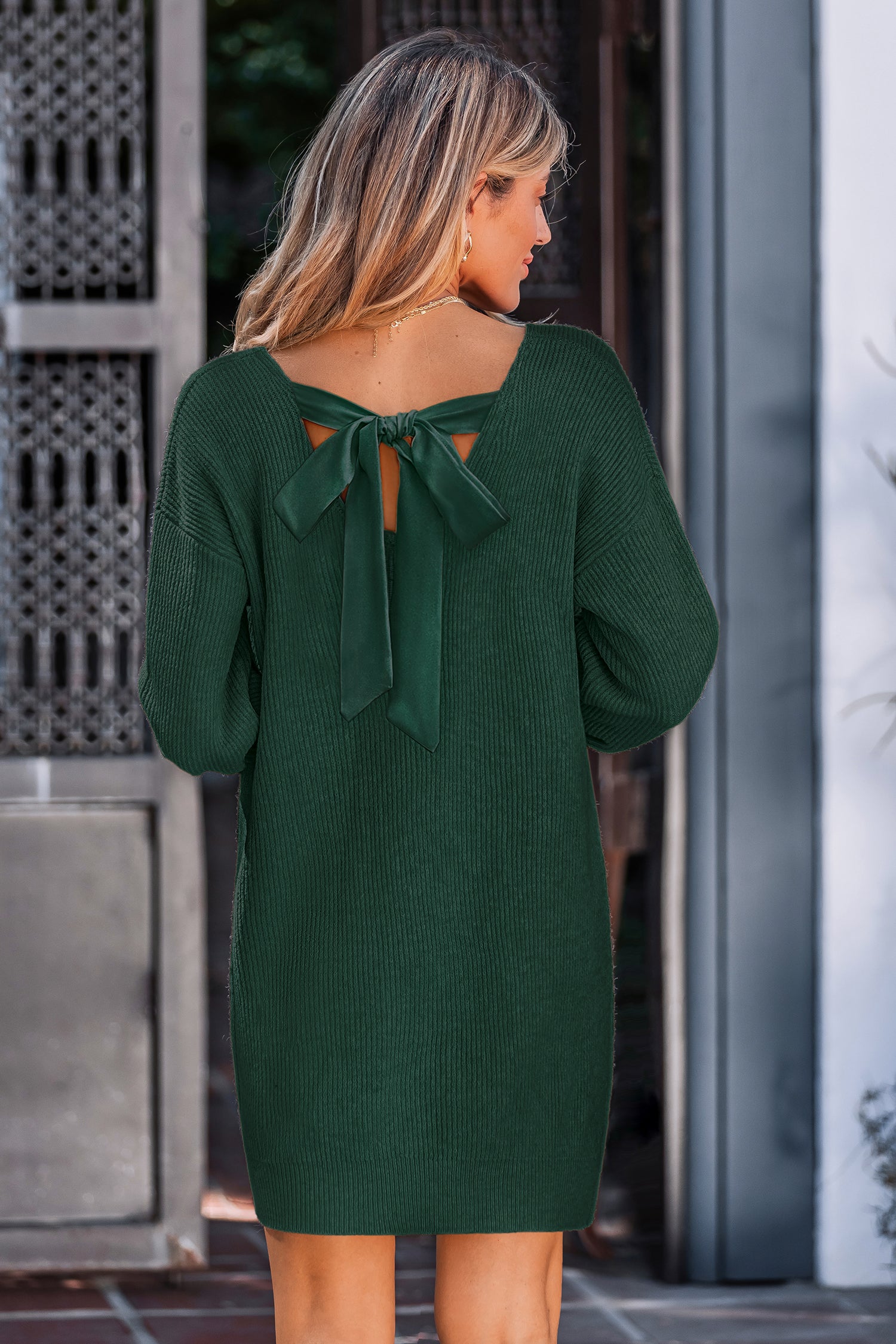 Grünes Strickkleid mit Rückenausschnitt