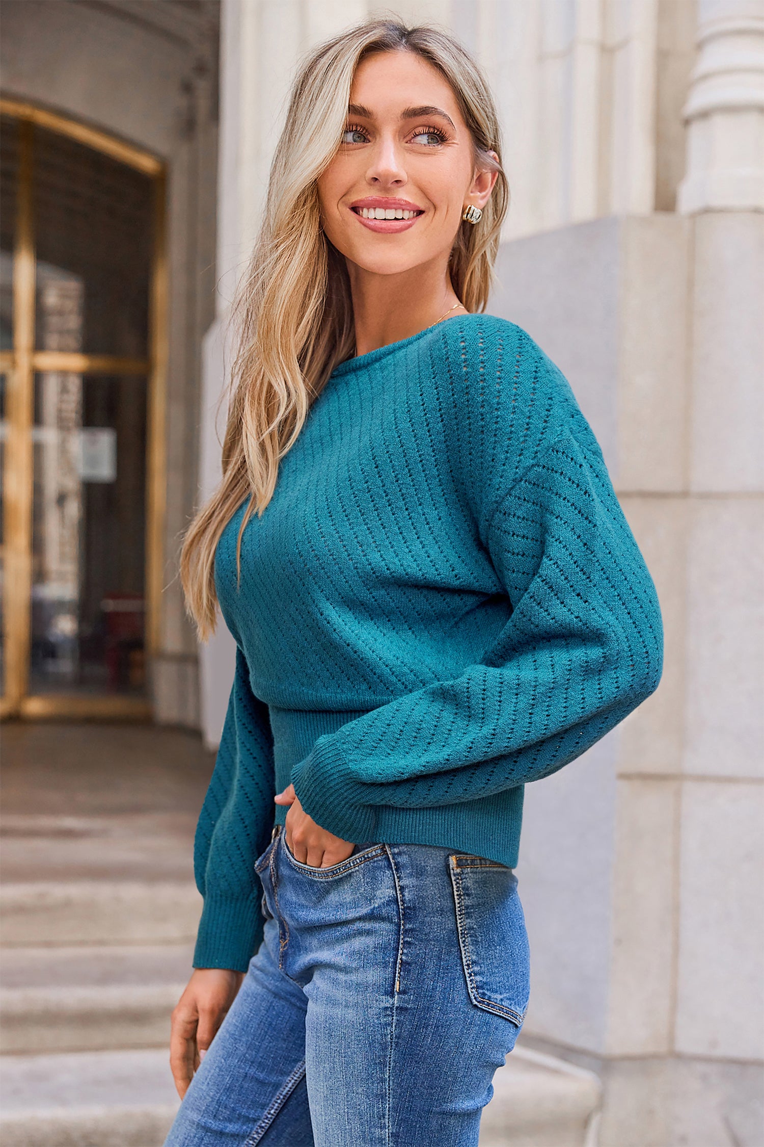 Blauer taillierter Pullover