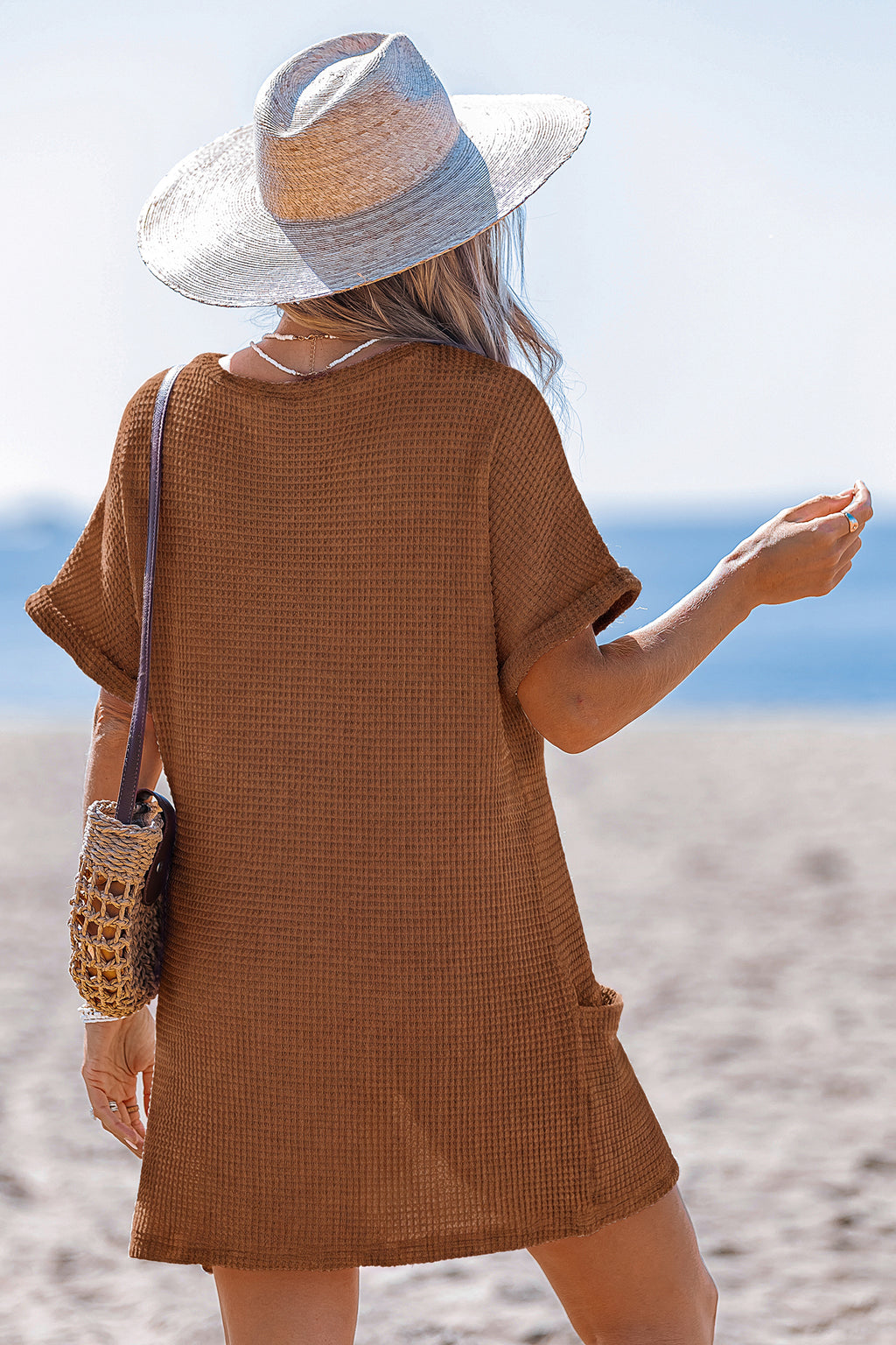 Braunes Kurzarm Mini-Strandkleid mit V-Ausschnitt