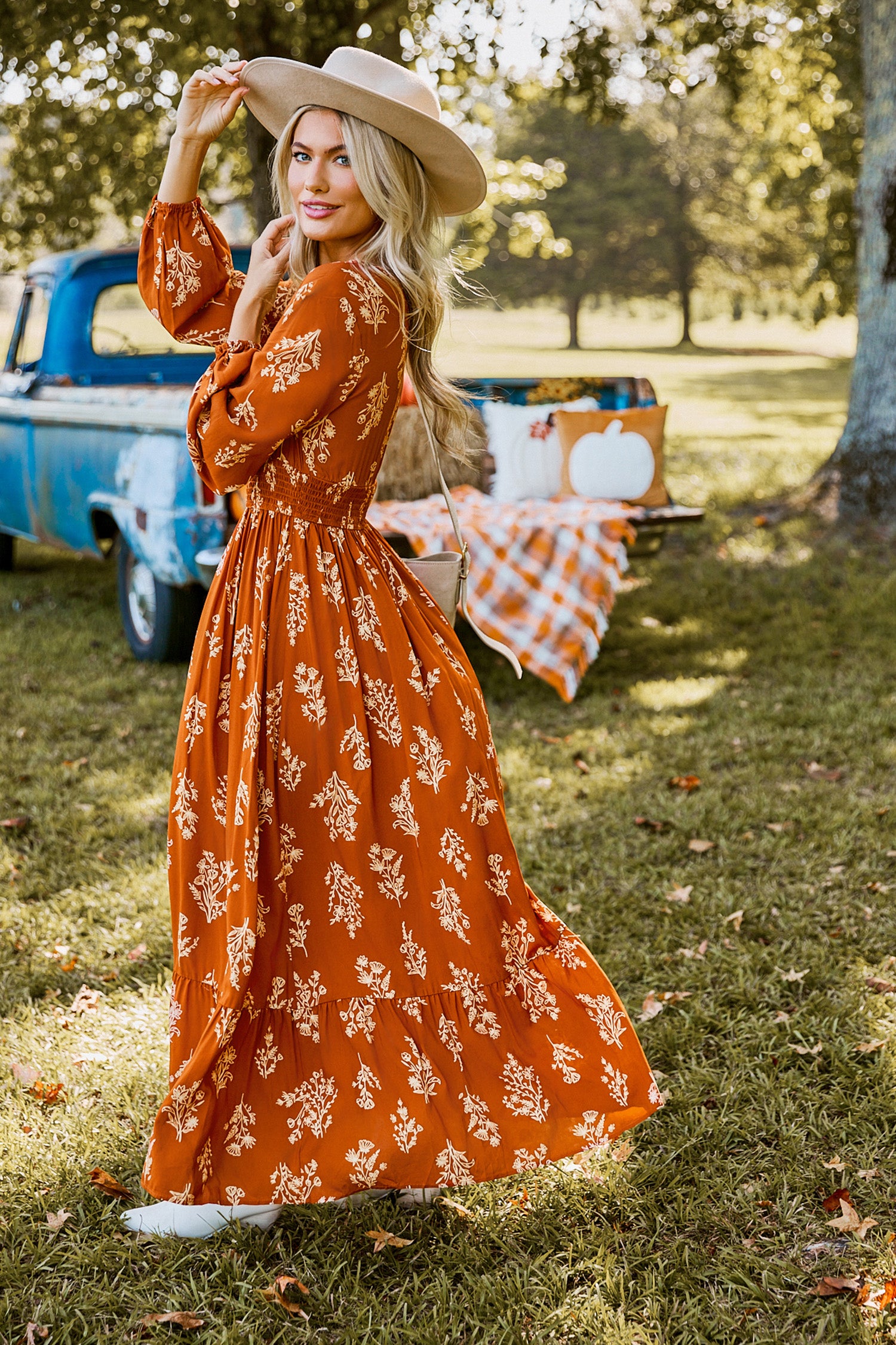 Orange Maxikleid mit Blumenmuster und gesmokter Taille