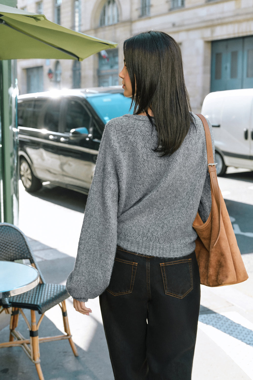 Grauer Wickel-Pullover mit Taillengürtel