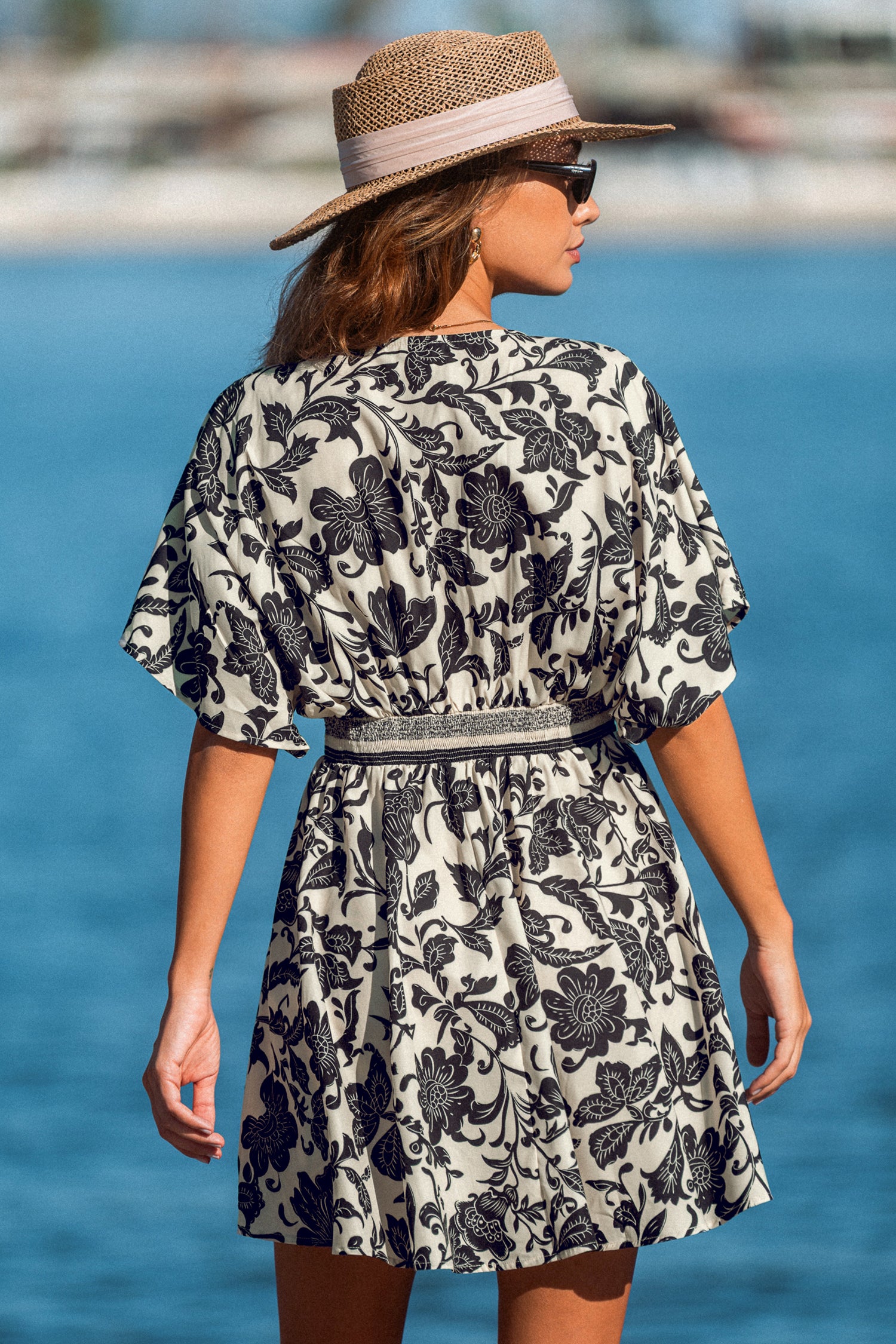 Tiefer Ausschnitt Minikleid mit Dolman-Ärmeln