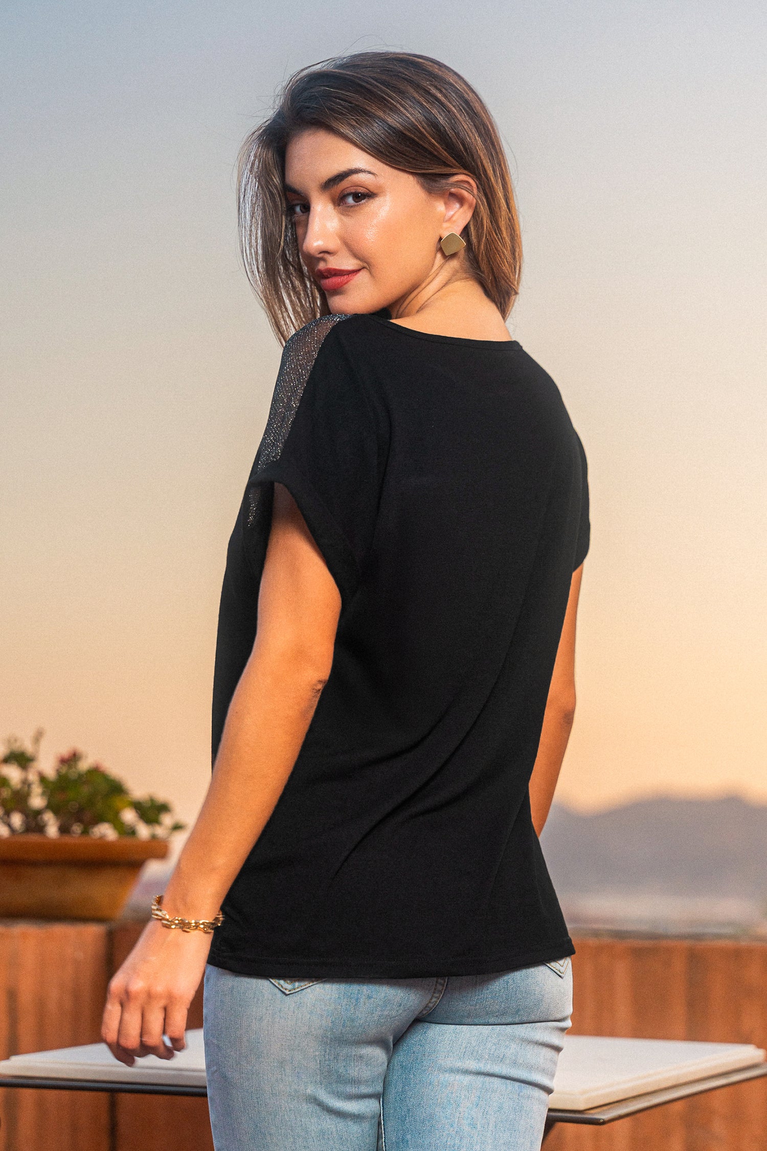 Schwarzes Top mit Mesh-Einsatz
