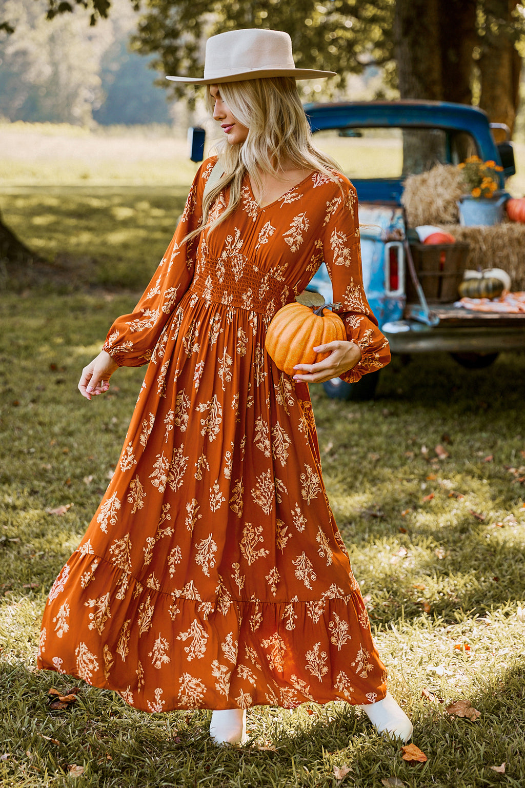 Orange Maxikleid mit Blumenmuster und gesmokter Taille
