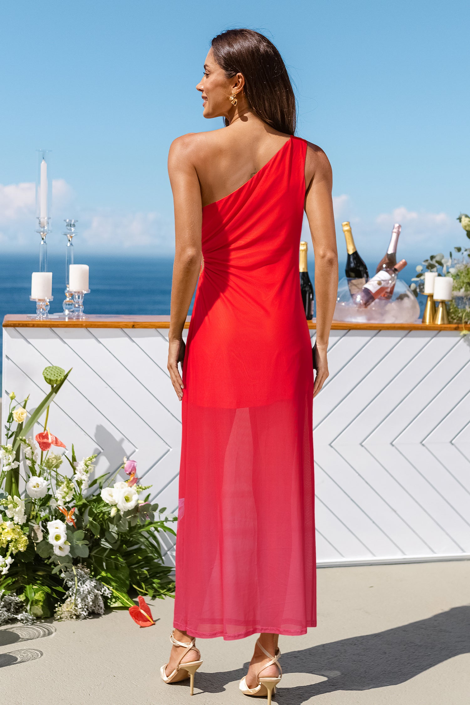 Rotes Maxi-Abendkleid mit asymmetrischem Ausschnitt