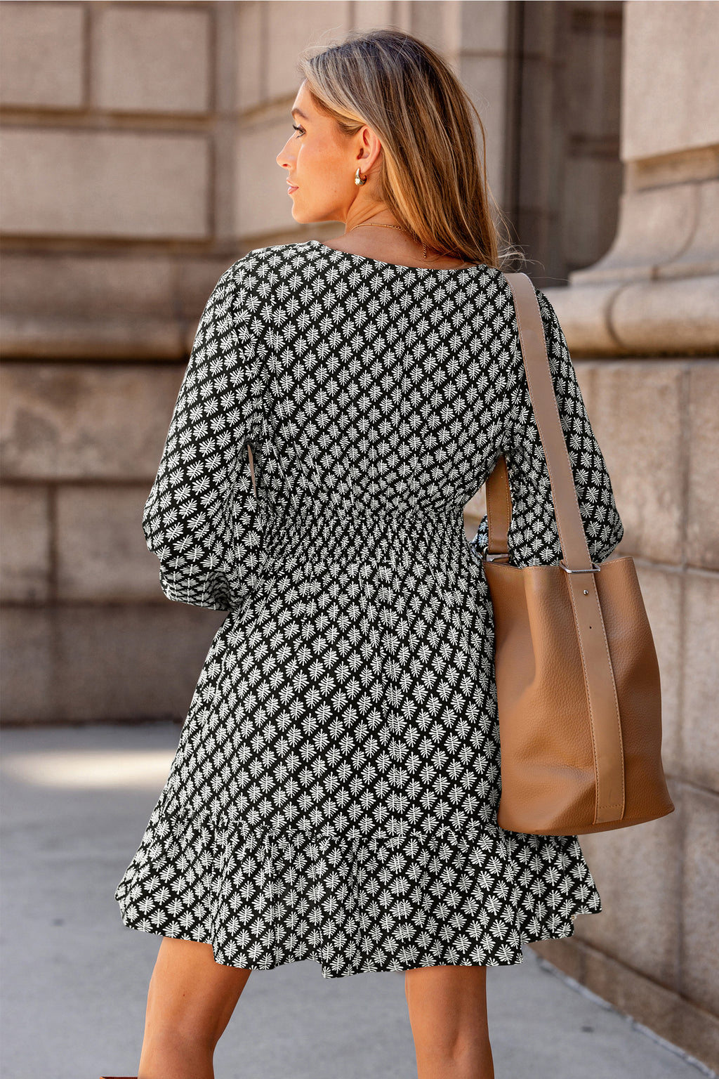 Schwarzes Verziertes Gesmoktes Lange Ärmel Minikleid