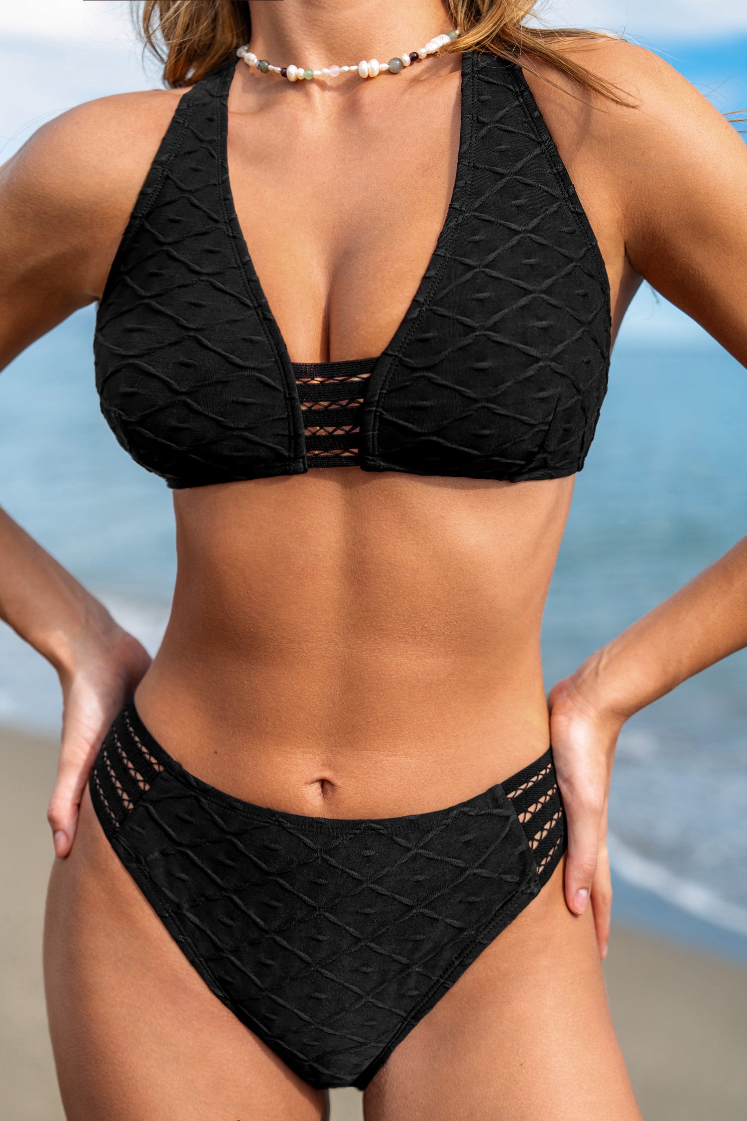 Schwarzes klassisches Bikini-Set mit V-Ausschnitt